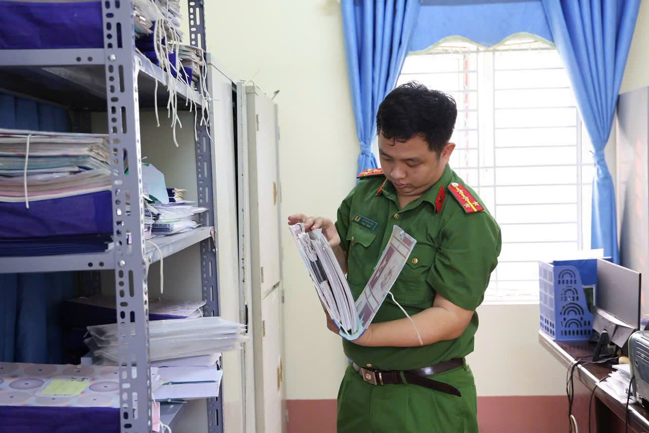 Chân dung Hiệu trưởng Trần Thu Đông và kế toán Hoàng Thị Xuân Hòa vừa bị bắt giam, khám xét khẩn cấp - Ảnh 12.