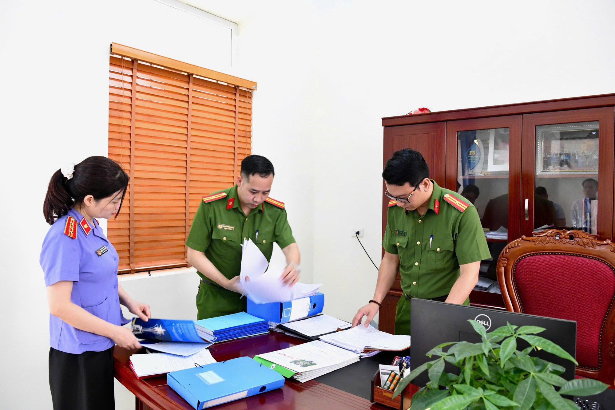 Chân dung Hiệu trưởng Trần Thu Đông và kế toán Hoàng Thị Xuân Hòa vừa bị bắt giam, khám xét khẩn cấp - Ảnh 9.