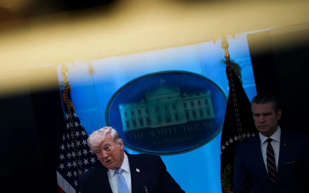 Tổng thống Donald Trump họp báo tại Nhà Trắng, ngày 6/4/2026. (Ảnh: AP)