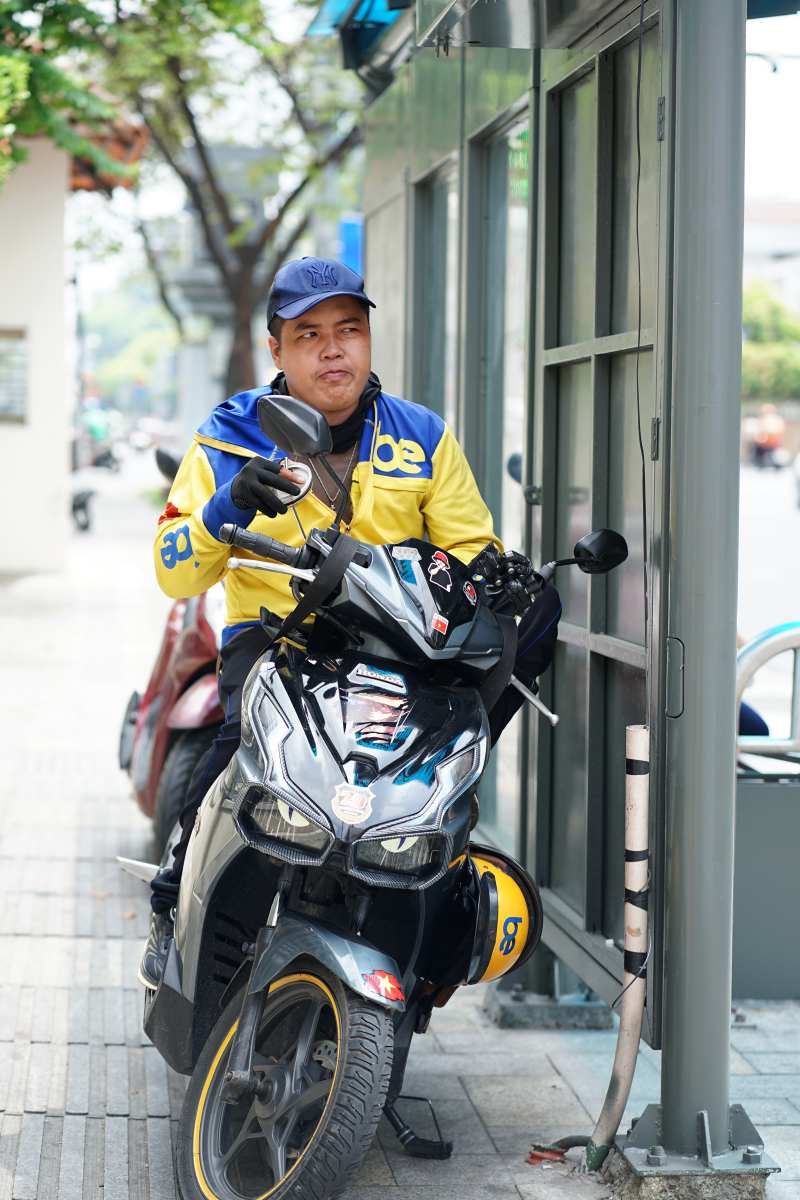 Toàn cảnh TP.HCM trong đợt nắng nóng đỉnh điểm: Tài xế công nghệ kể chuyện “rát mặt như bị tạt muối”- Ảnh 14.