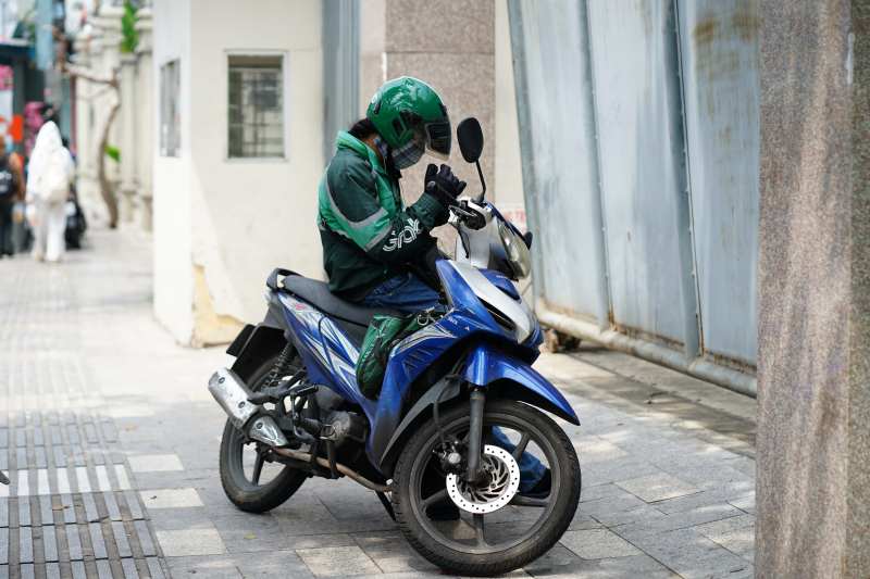 Toàn cảnh TP.HCM trong đợt nắng nóng đỉnh điểm: Tài xế công nghệ kể chuyện “rát mặt như bị tạt muối”- Ảnh 17.