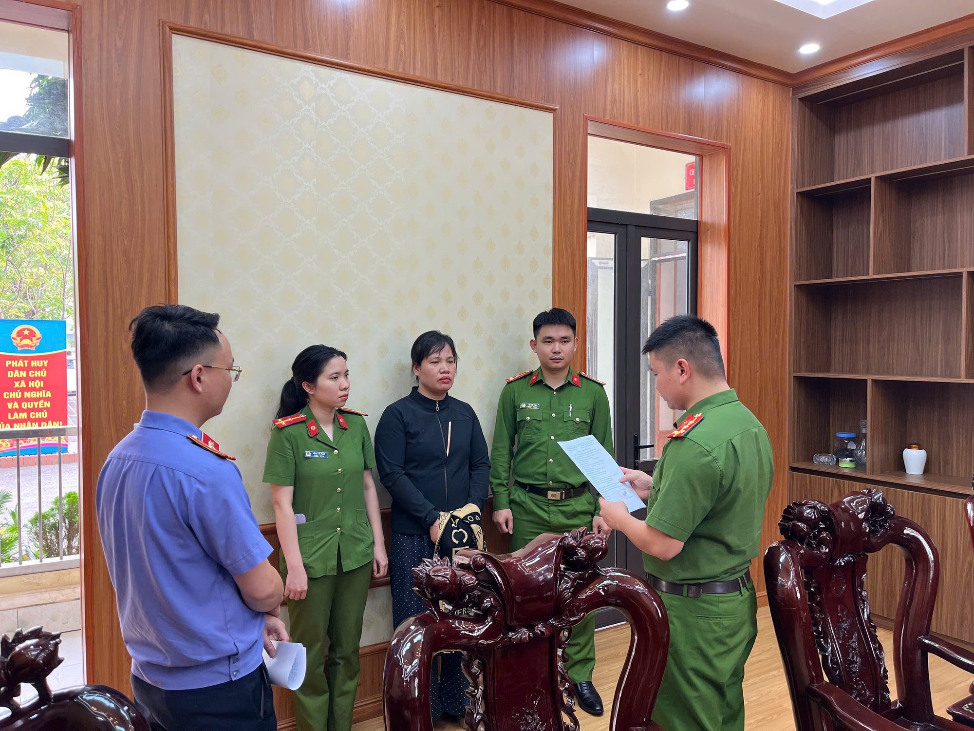 Thi hành lệnh bắt tạm giam, khám xét nơi ở với Nguyễn Thị Chí sinh năm 1983 - Ảnh 1.