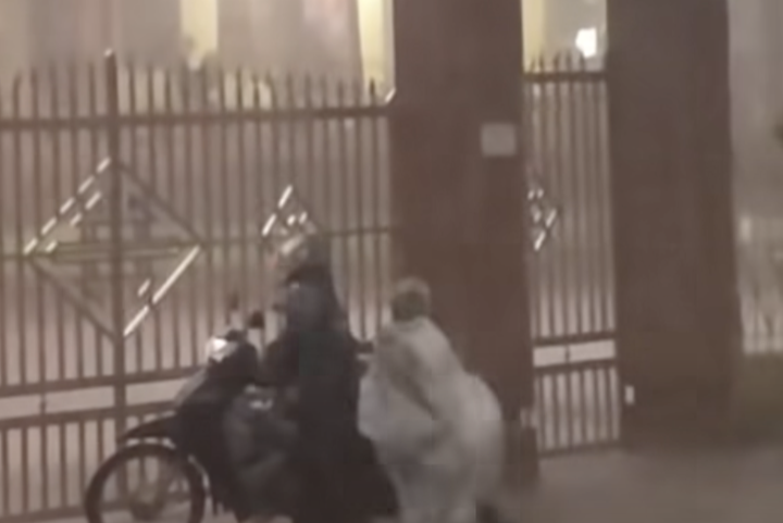 Đoạn video chiếc áo mưa rơi giữa giông bão khiến cư dân mạng Việt Nam xuýt xoa: Cả tuổi thơ chỉ mong có cảm giác này!- Ảnh 1.