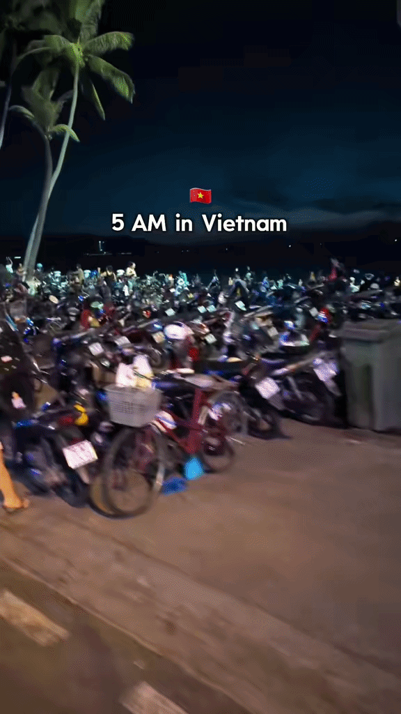 Khách Tây ở Việt Nam phải dậy lúc 5h sáng ra đường để chứng kiến điều hiếm thấy trên thế giới- Ảnh 8.