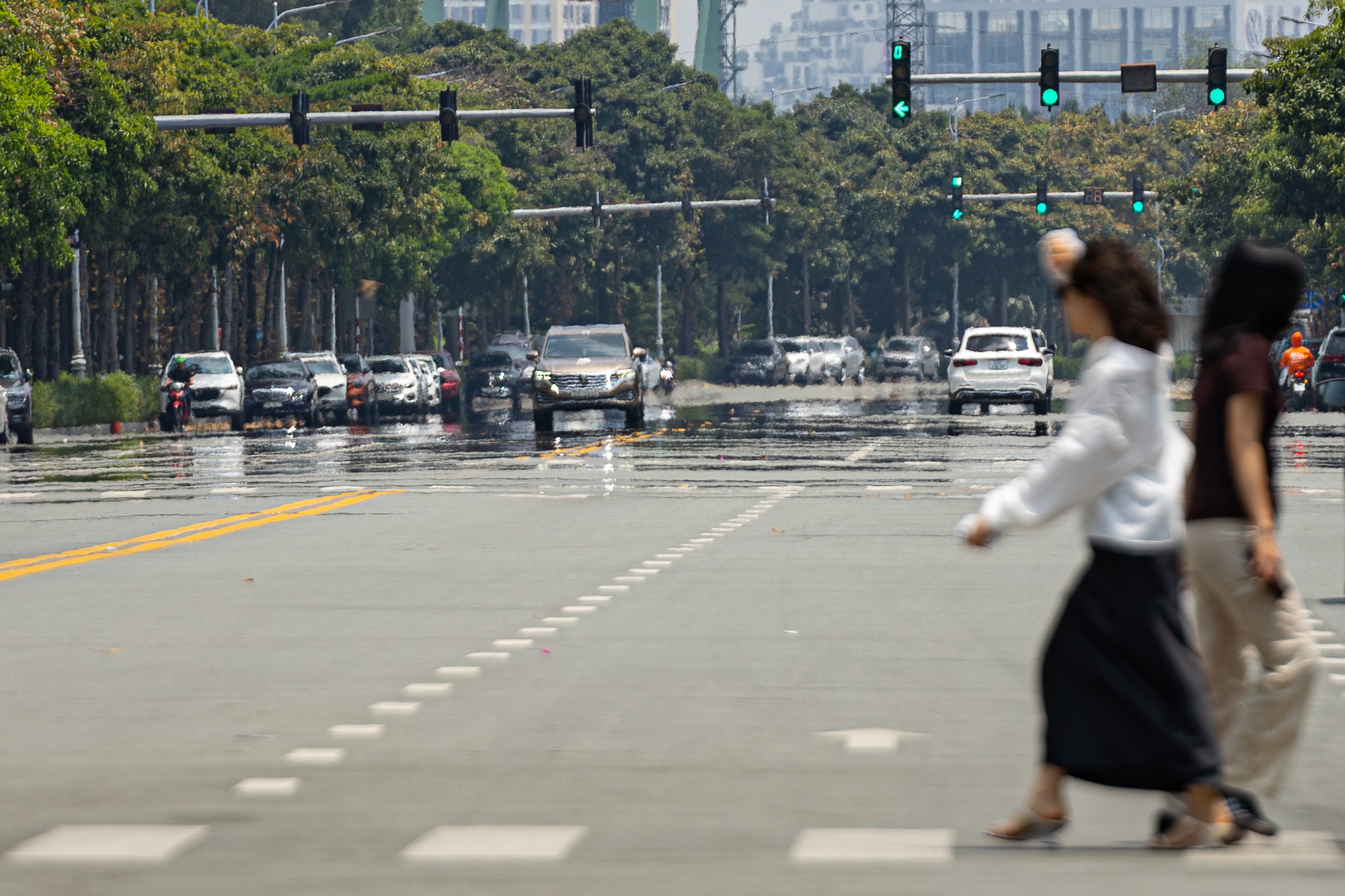 Toàn cảnh TP.HCM trong đợt nắng nóng đỉnh điểm: Tài xế công nghệ kể chuyện “rát mặt như bị tạt muối”- Ảnh 5.