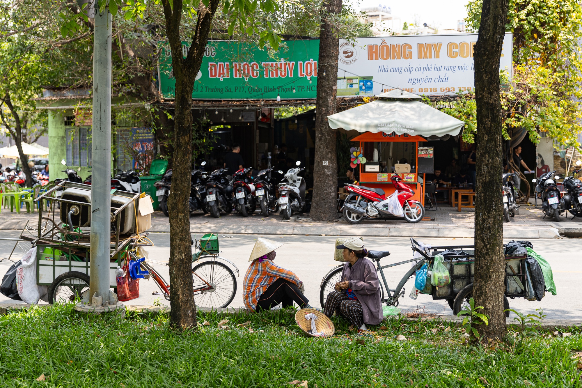 Toàn cảnh TP.HCM trong đợt nắng nóng đỉnh điểm: Tài xế công nghệ kể chuyện “rát mặt như bị tạt muối”- Ảnh 12.