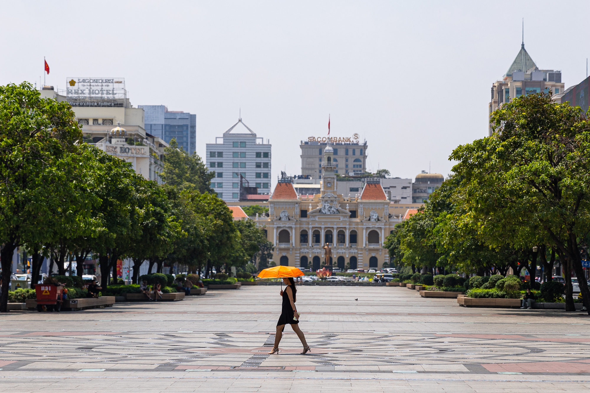 Toàn cảnh TP.HCM trong đợt nắng nóng đỉnh điểm: Tài xế công nghệ kể chuyện “rát mặt như bị tạt muối”- Ảnh 1.
