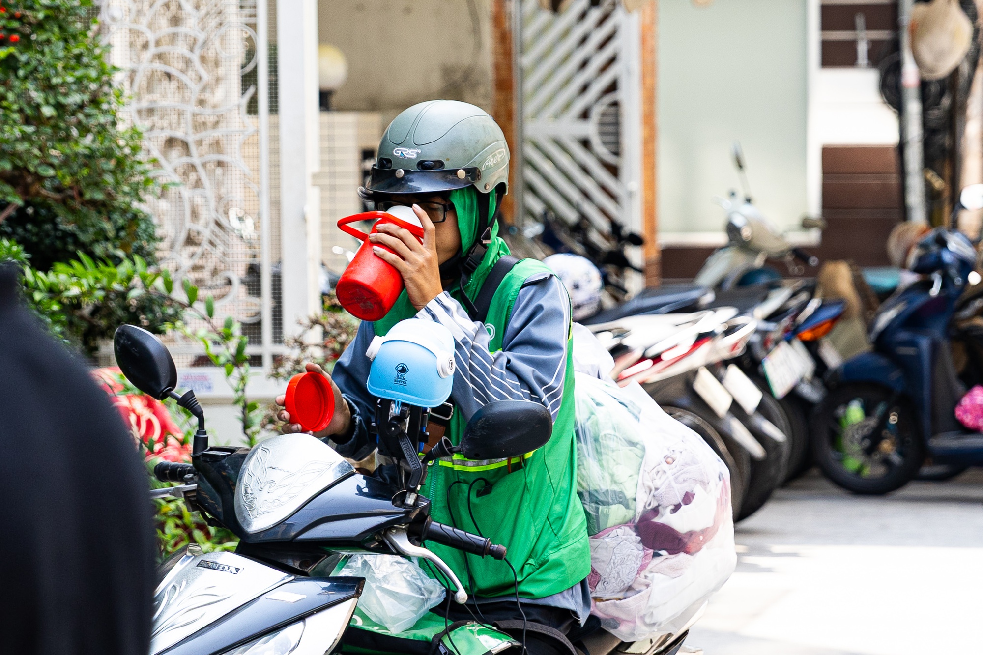 Toàn cảnh TP.HCM trong đợt nắng nóng đỉnh điểm: Tài xế công nghệ kể chuyện “rát mặt như bị tạt muối”- Ảnh 15.