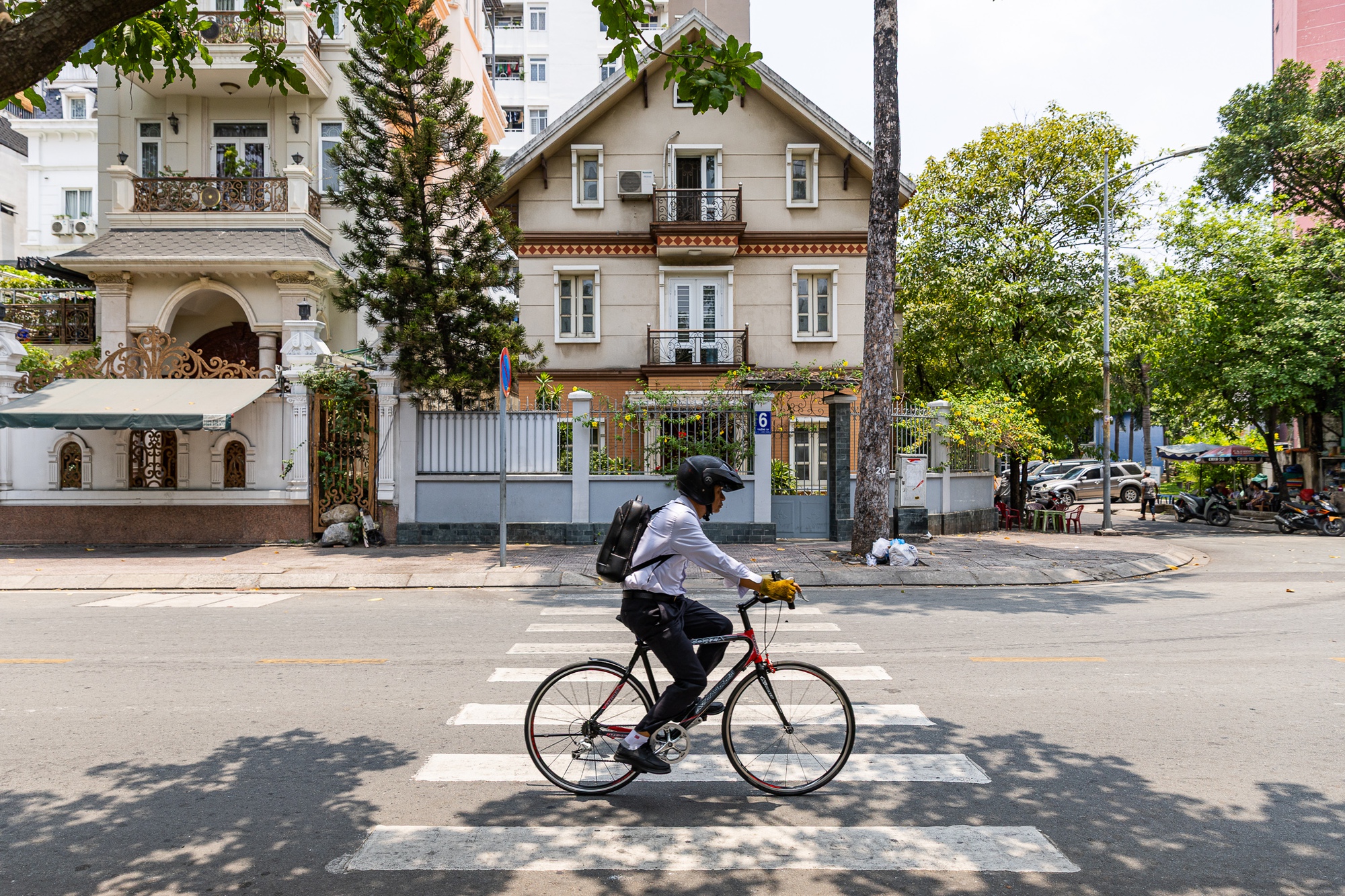 Toàn cảnh TP.HCM trong đợt nắng nóng đỉnh điểm: Tài xế công nghệ kể chuyện “rát mặt như bị tạt muối”- Ảnh 2.