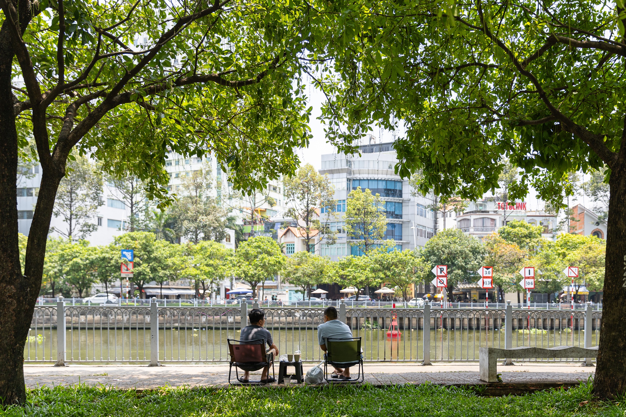 Toàn cảnh TP.HCM trong đợt nắng nóng đỉnh điểm: Tài xế công nghệ kể chuyện “rát mặt như bị tạt muối”- Ảnh 6.