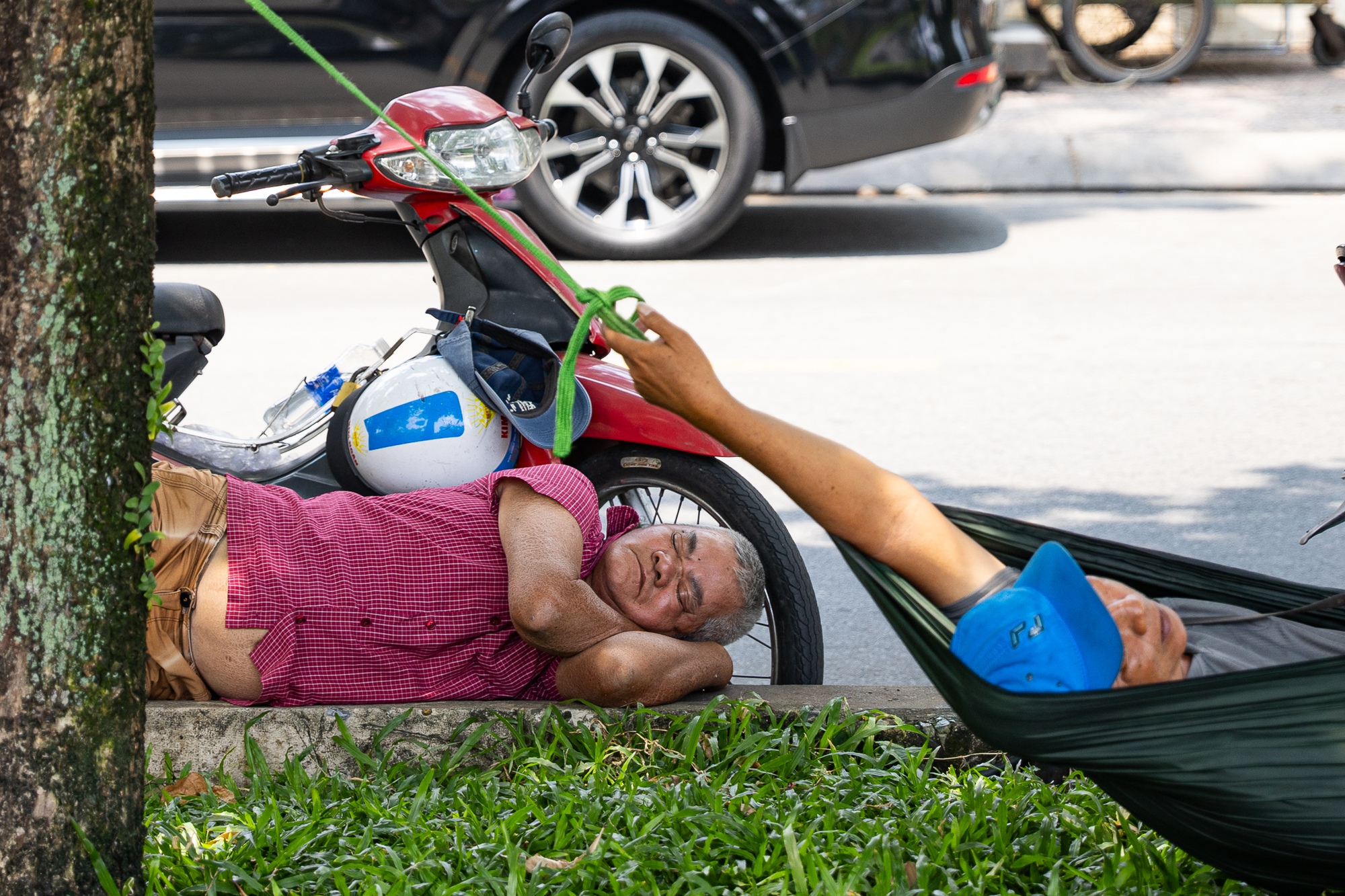 Toàn cảnh TP.HCM trong đợt nắng nóng đỉnh điểm: Tài xế công nghệ kể chuyện “rát mặt như bị tạt muối”- Ảnh 11.