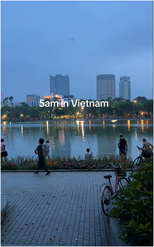 Khách Tây ở Việt Nam phải dậy lúc 5h sáng ra đường để chứng kiến điều hiếm thấy trên thế giới- Ảnh 3.