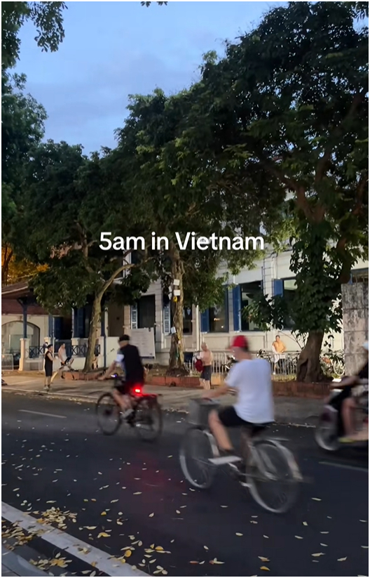 Khách Tây ở Việt Nam phải dậy lúc 5h sáng ra đường để chứng kiến điều hiếm thấy trên thế giới- Ảnh 2.