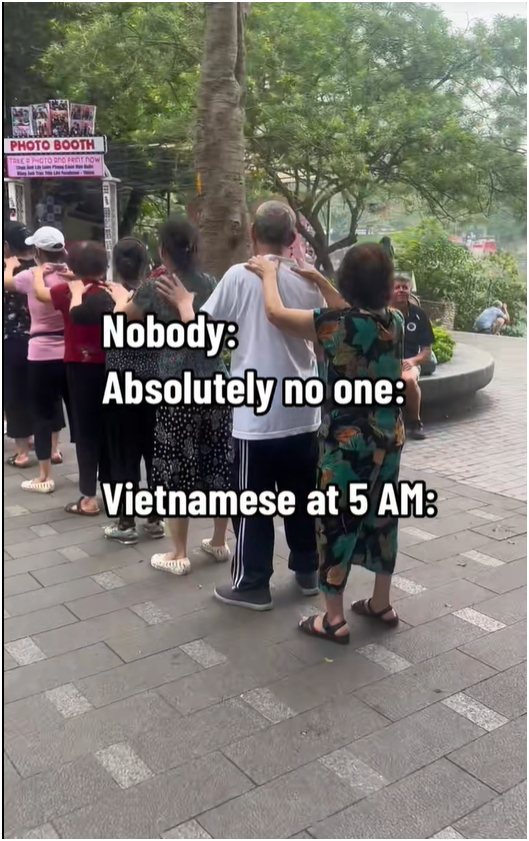 Khách Tây ở Việt Nam phải dậy lúc 5h sáng ra đường để chứng kiến điều hiếm thấy trên thế giới- Ảnh 1.