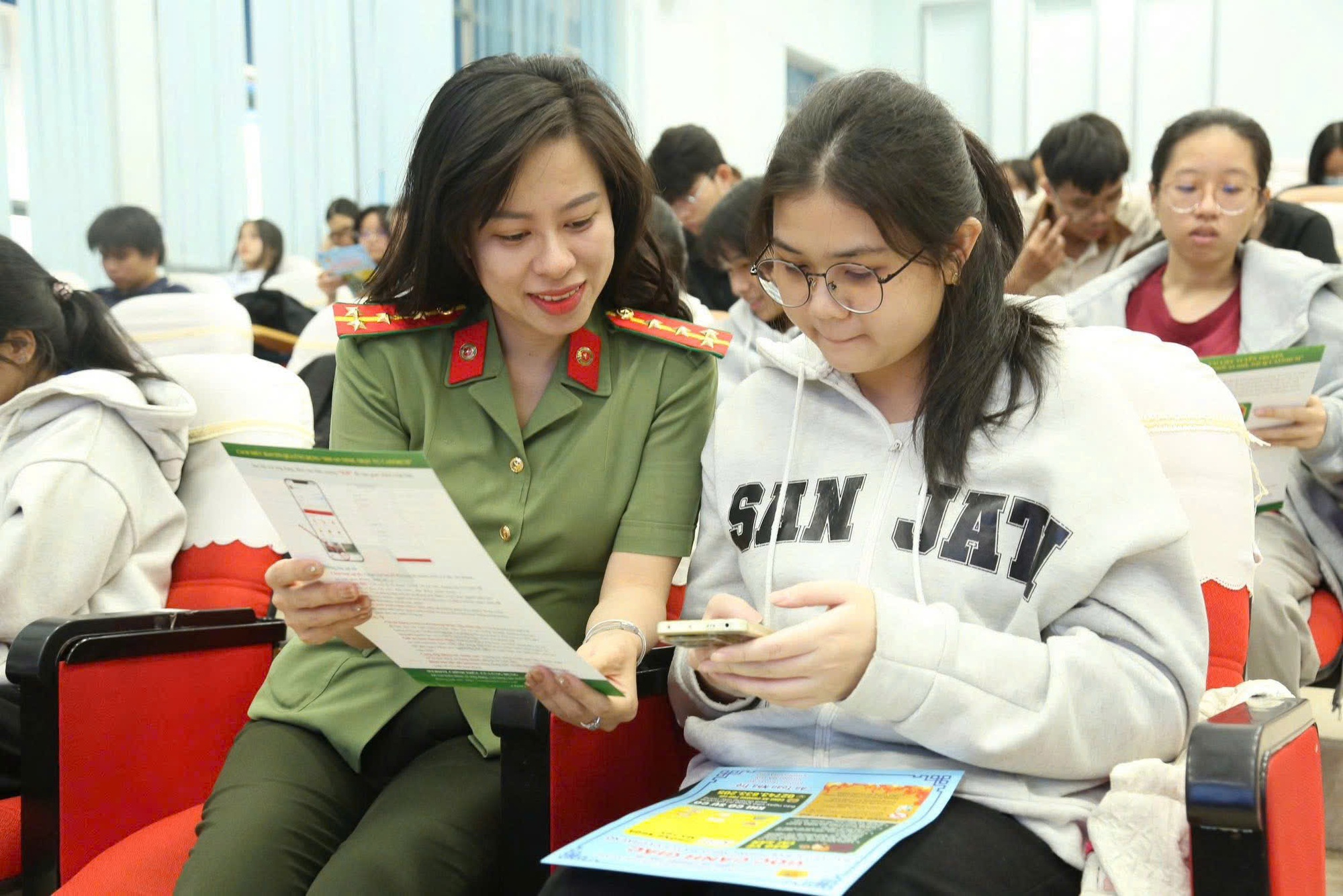 App vay tiền: Khi “đòi nợ” trở thành tội phạm và cách thoát “bẫy”- Ảnh 1.