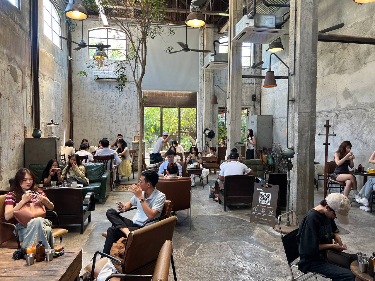Huế ngày 1/5 mát mẻ: Đi 4 quán cà phê không còn chỗ chen, an ninh túc trực Hoàng thành vì khách đông - Ảnh 3.