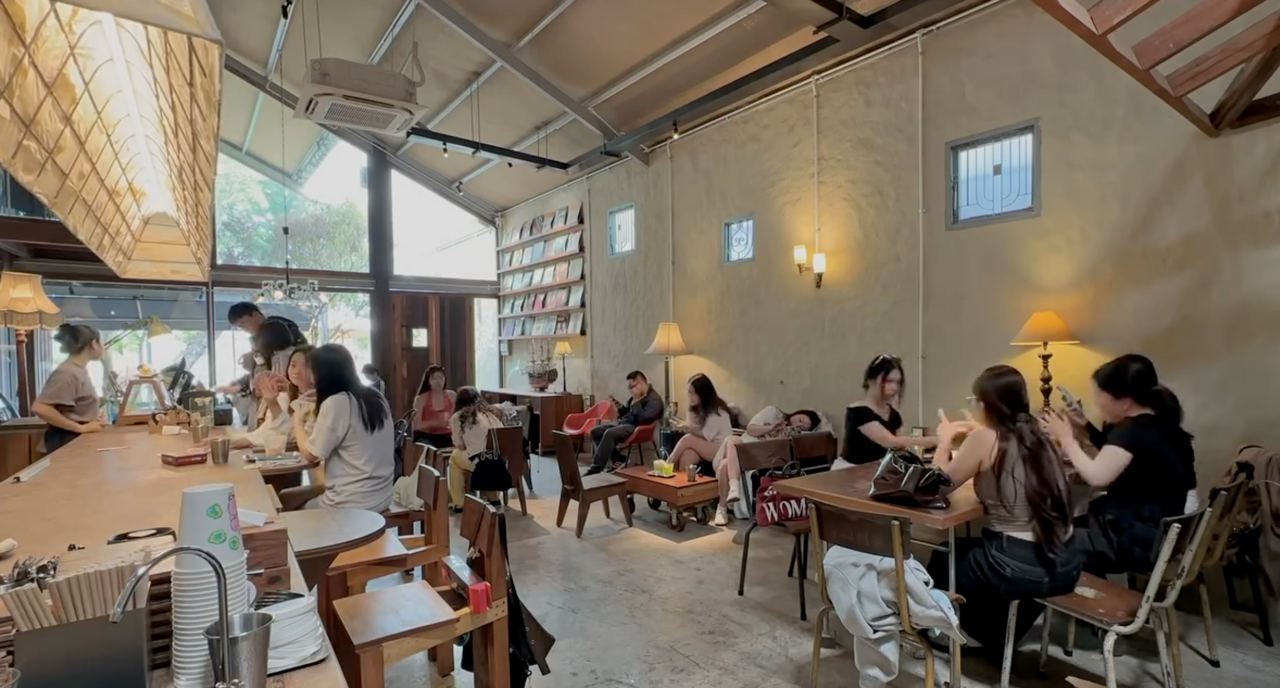 Huế ngày 1/5 mát mẻ: Đi 4 quán cà phê không còn chỗ chen, an ninh túc trực Hoàng thành vì khách đông - Ảnh 7.