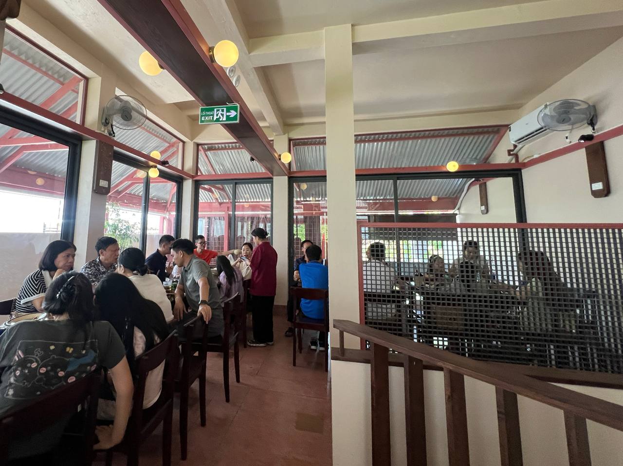 Huế ngày 1/5 mát mẻ: Đi 4 quán cà phê không còn chỗ chen, an ninh túc trực Hoàng thành vì khách đông - Ảnh 10.