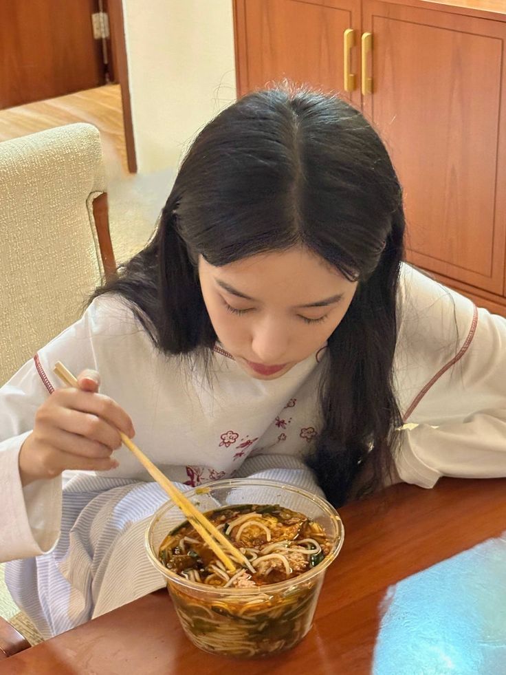 Quá mệt để nghĩ đến chuyện giàu, giờ thà tiêu tiền cho nhàn thân- Ảnh 2.