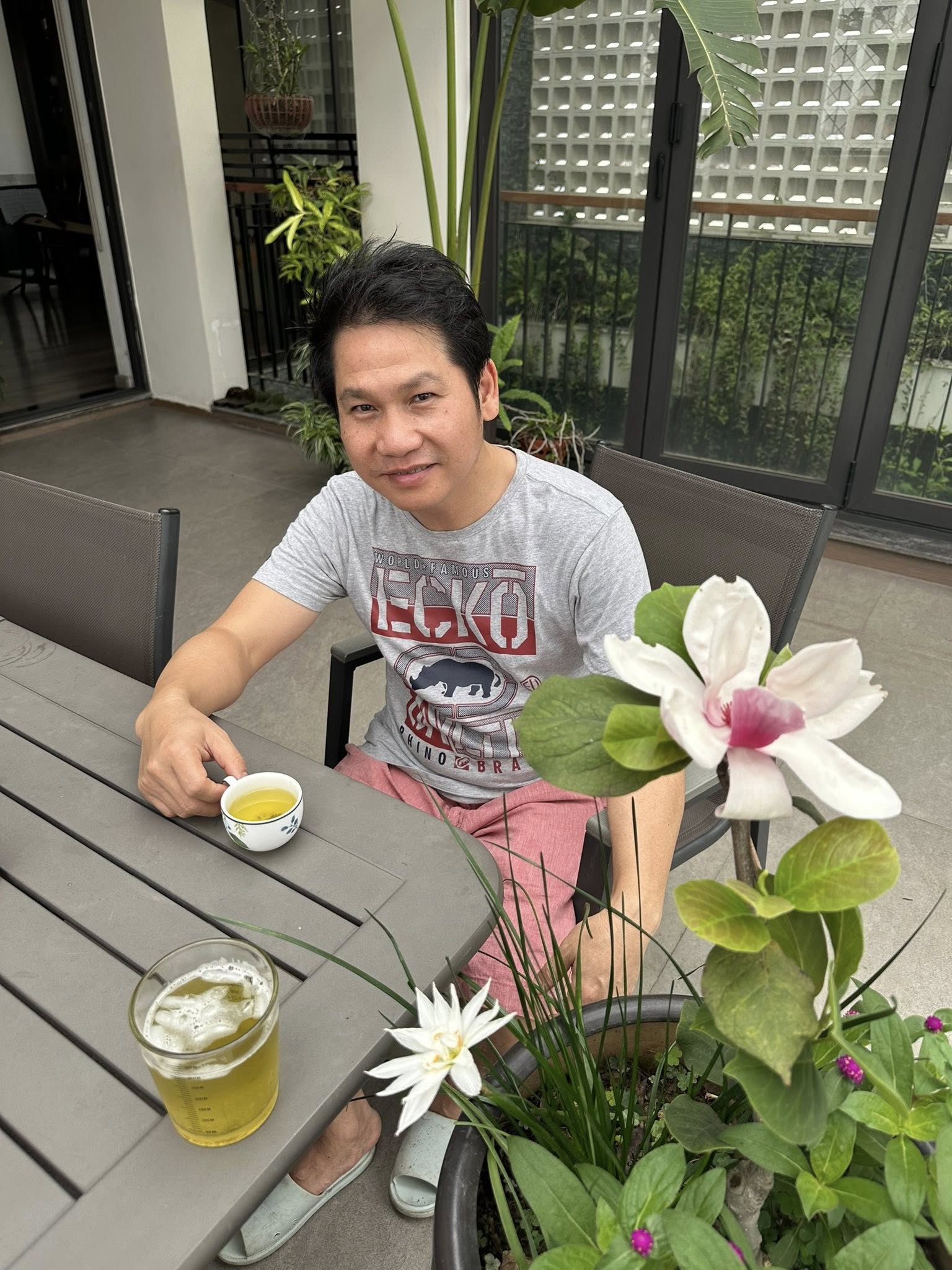 "Ông hoàng nhạc đỏ" cưới vợ vừa đẹp vừa giỏi, vui thú điền viên trong biệt thự 4000m2 ở Hà Nội- Ảnh 2.