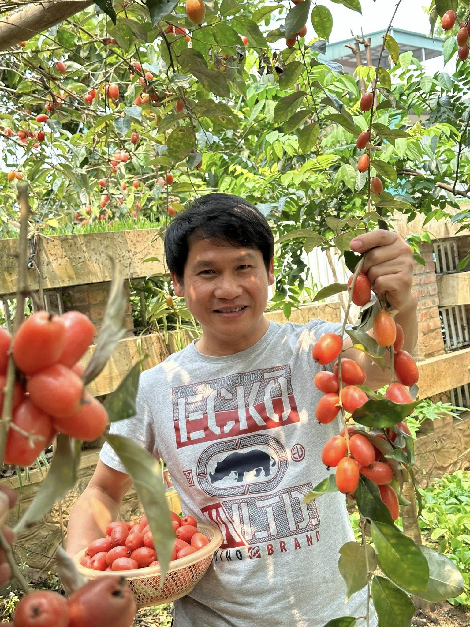 "Ông hoàng nhạc đỏ" cưới vợ vừa đẹp vừa giỏi, vui thú điền viên trong biệt thự 4000m2 ở Hà Nội- Ảnh 12.