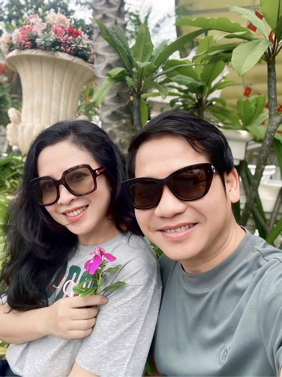 "Ông hoàng nhạc đỏ" cưới vợ vừa đẹp vừa giỏi, vui thú điền viên trong biệt thự 4000m2 ở Hà Nội- Ảnh 4.