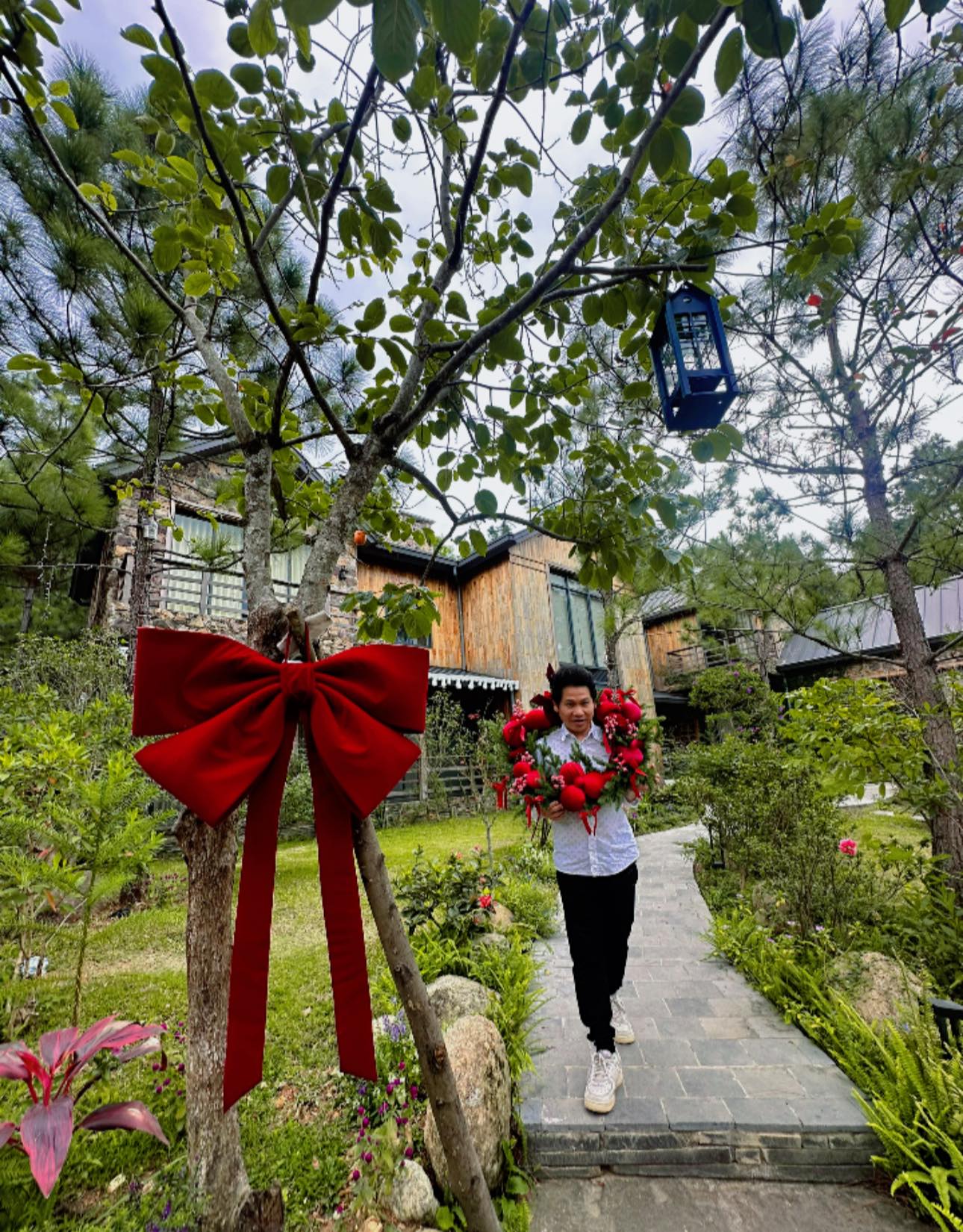"Ông hoàng nhạc đỏ" cưới vợ vừa đẹp vừa giỏi, vui thú điền viên trong biệt thự 4000m2 ở Hà Nội- Ảnh 9.