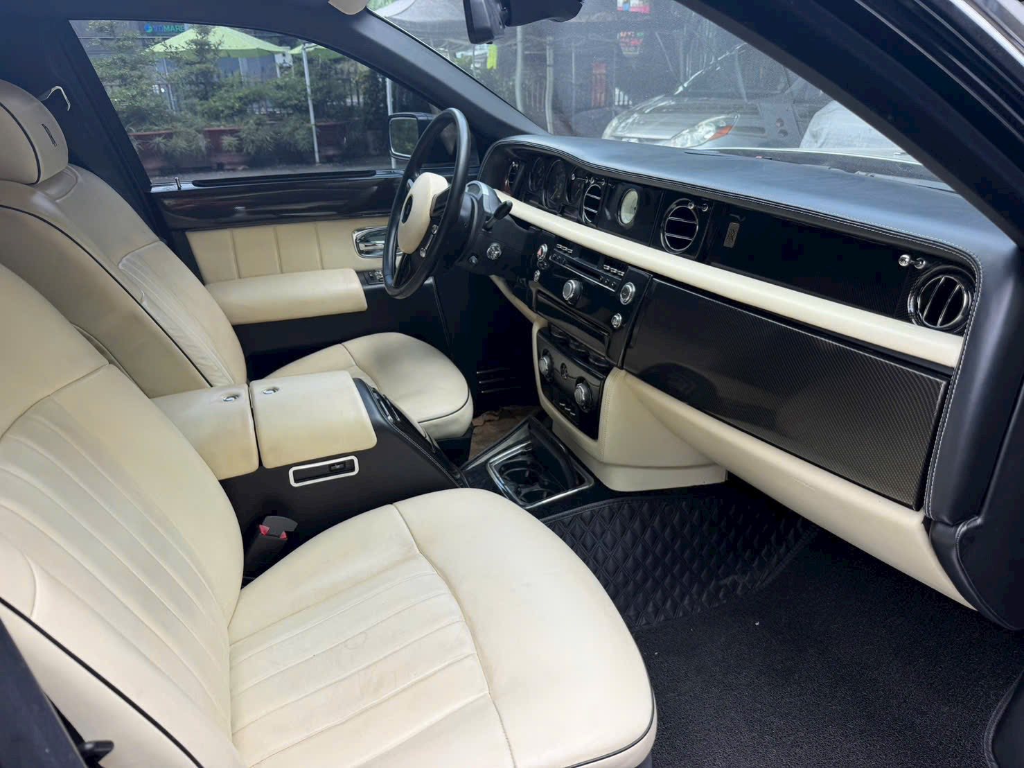 Từng là biểu tượng của giới siêu giàu, Rolls-Royce Phantom 2007 giờ rao bán giá ‘ngỡ ngàng’- Ảnh 4.