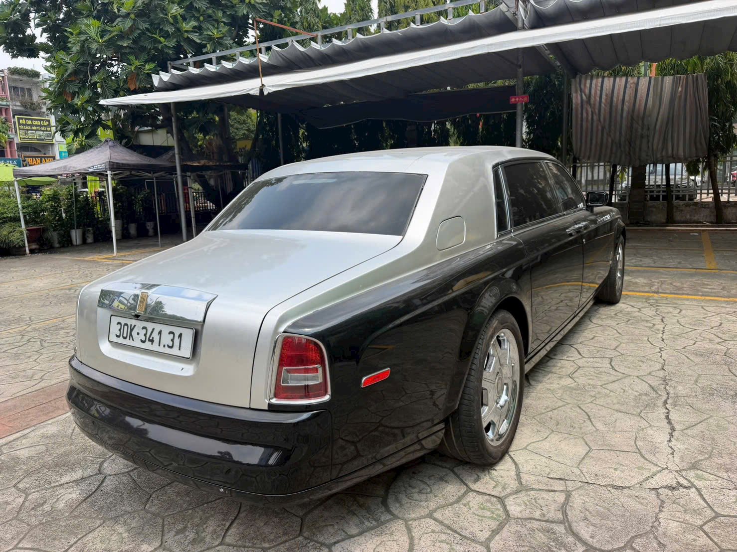 Từng là biểu tượng của giới siêu giàu, Rolls-Royce Phantom 2007 giờ rao bán giá ‘ngỡ ngàng’- Ảnh 3.