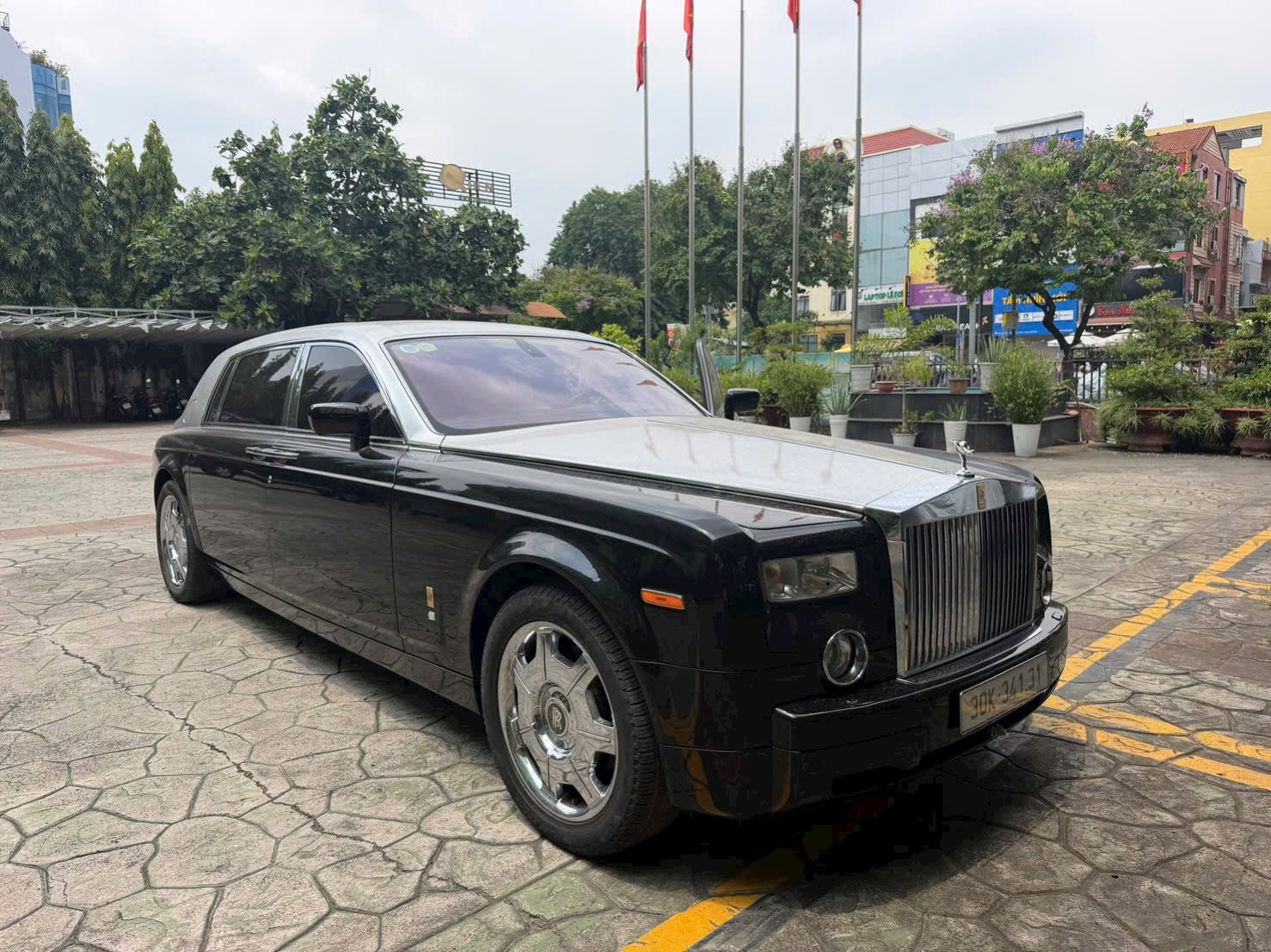Từng là biểu tượng của giới siêu giàu, Rolls-Royce Phantom 2007 giờ rao bán giá ‘ngỡ ngàng’- Ảnh 1.