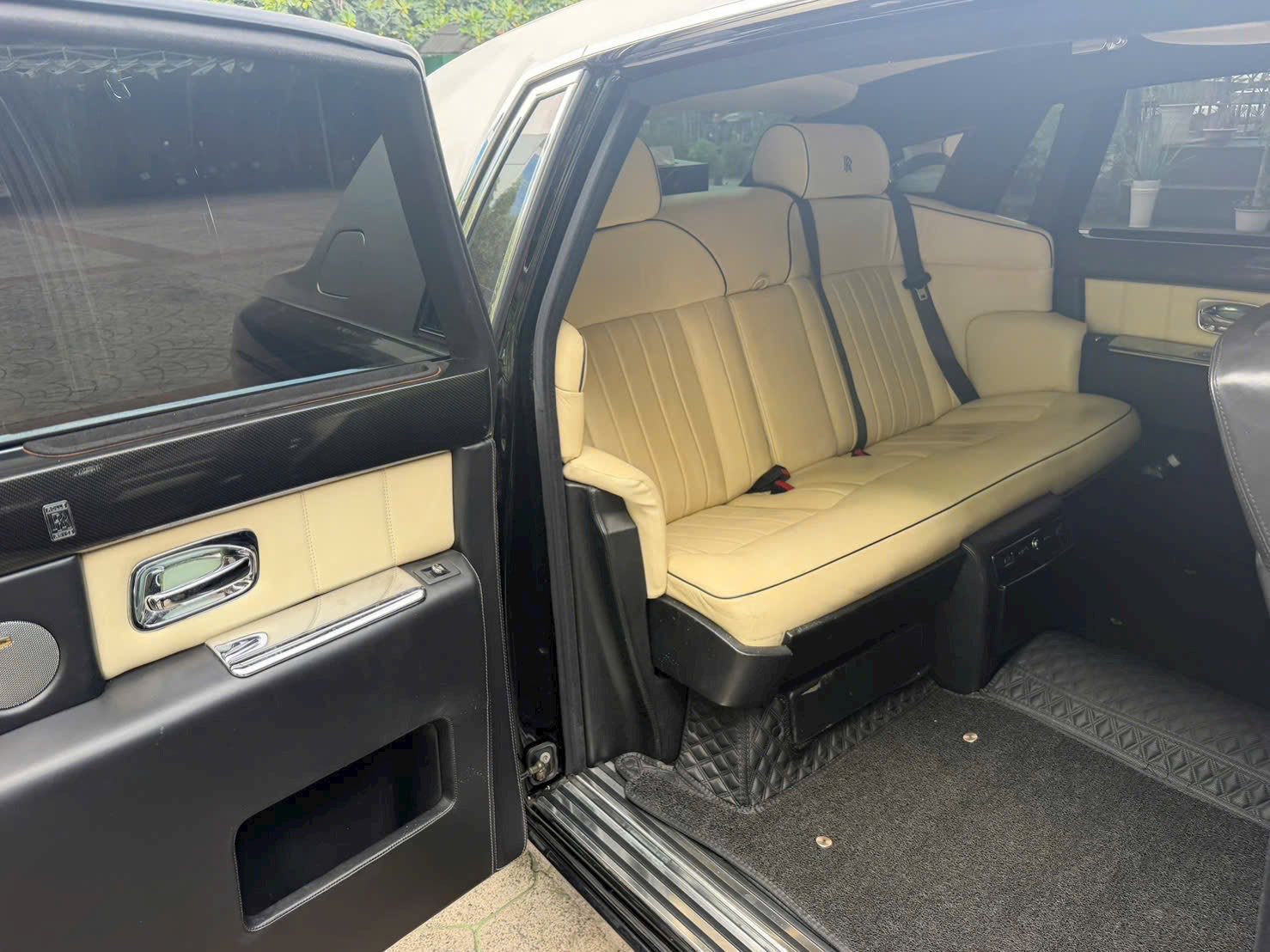 Từng là biểu tượng của giới siêu giàu, Rolls-Royce Phantom 2007 giờ rao bán giá ‘ngỡ ngàng’- Ảnh 5.
