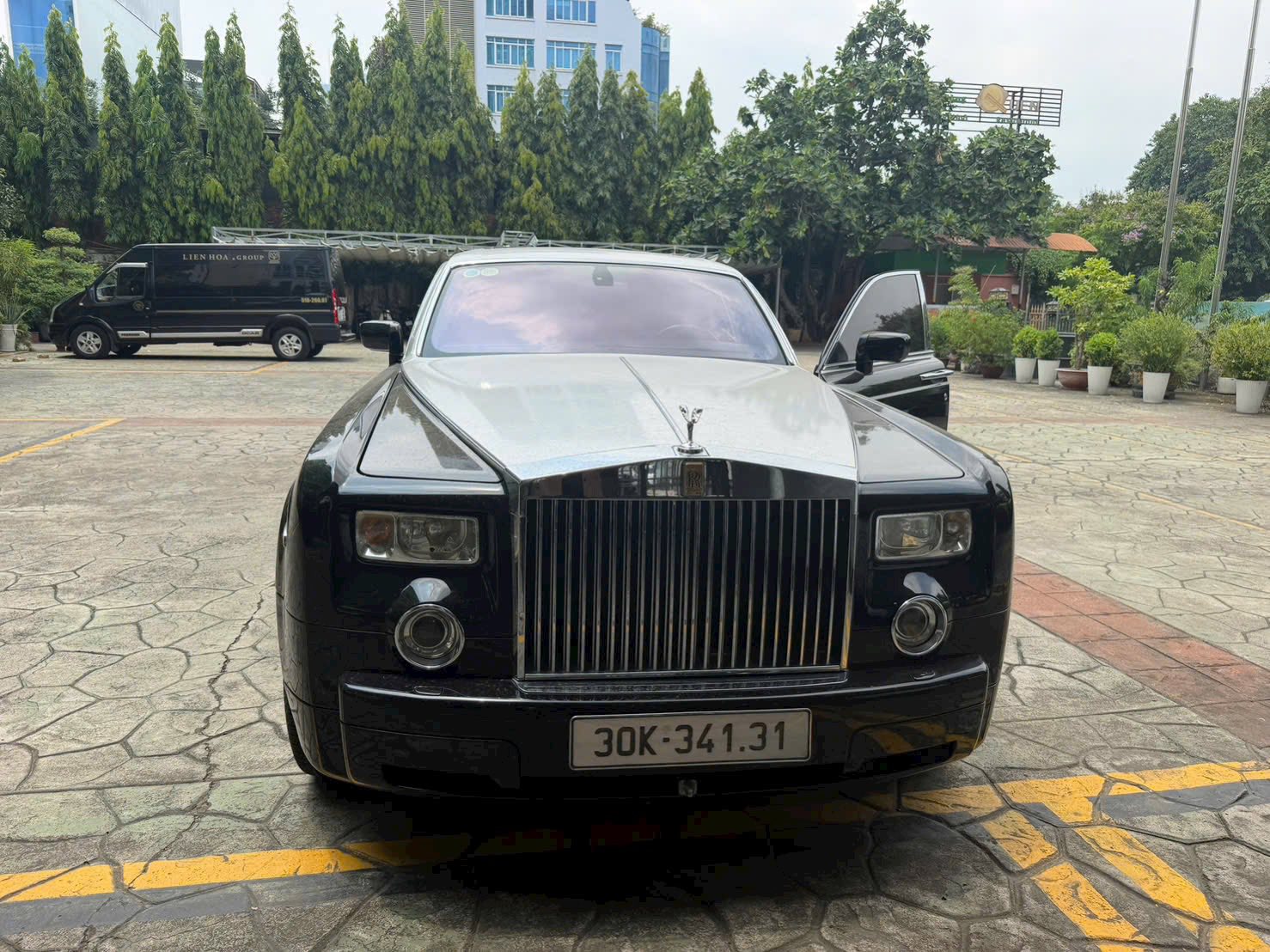 Từng là biểu tượng của giới siêu giàu, Rolls-Royce Phantom 2007 giờ rao bán giá ‘ngỡ ngàng’- Ảnh 2.