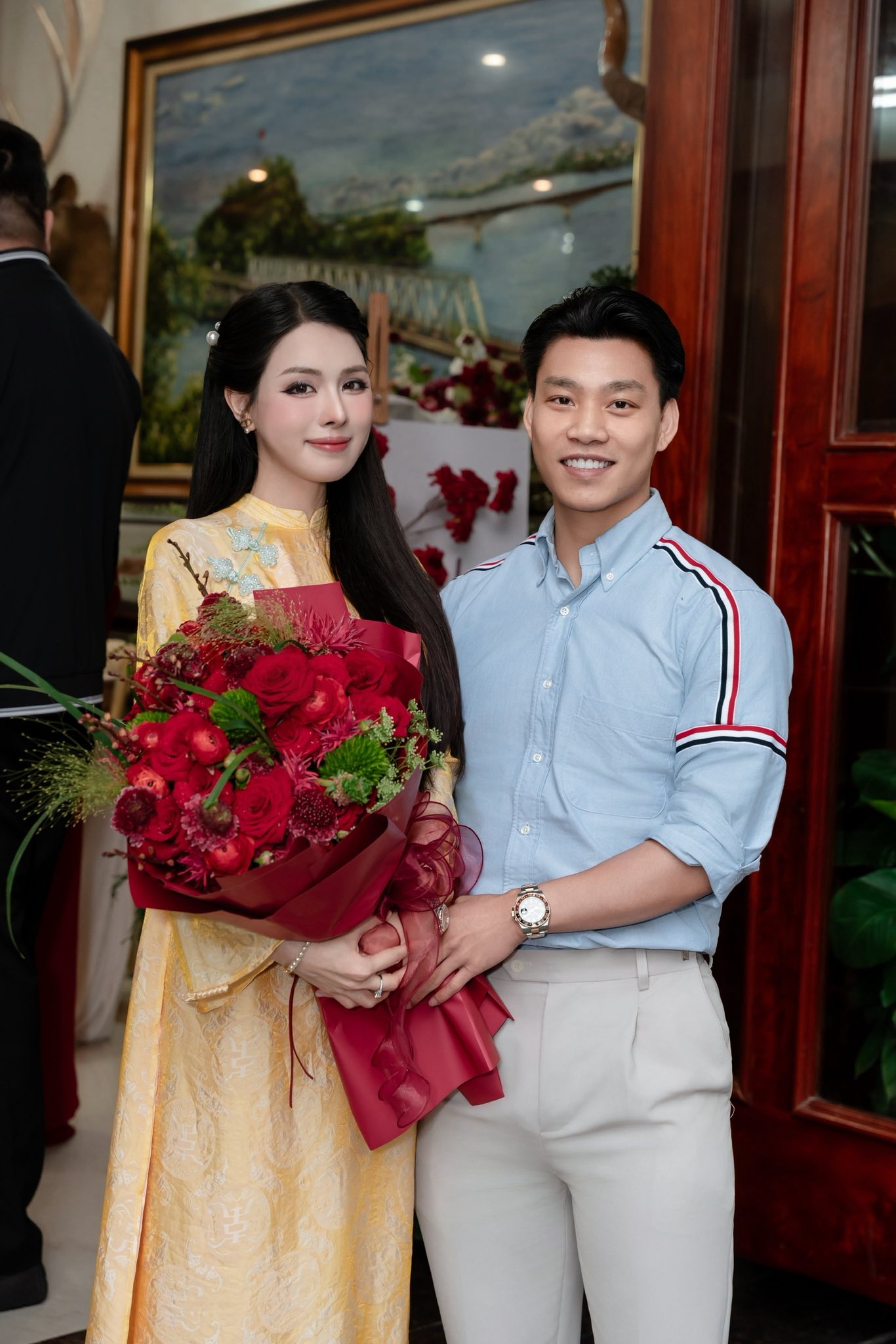 Tuyển thủ Văn Thanh lái xe sang Porsche đưa vợ sắp cưới "trâm anh thế phiệt" về quê nghỉ lễ, không thoát khỏi cảnh giao thông kẹt cứng- Ảnh 2.