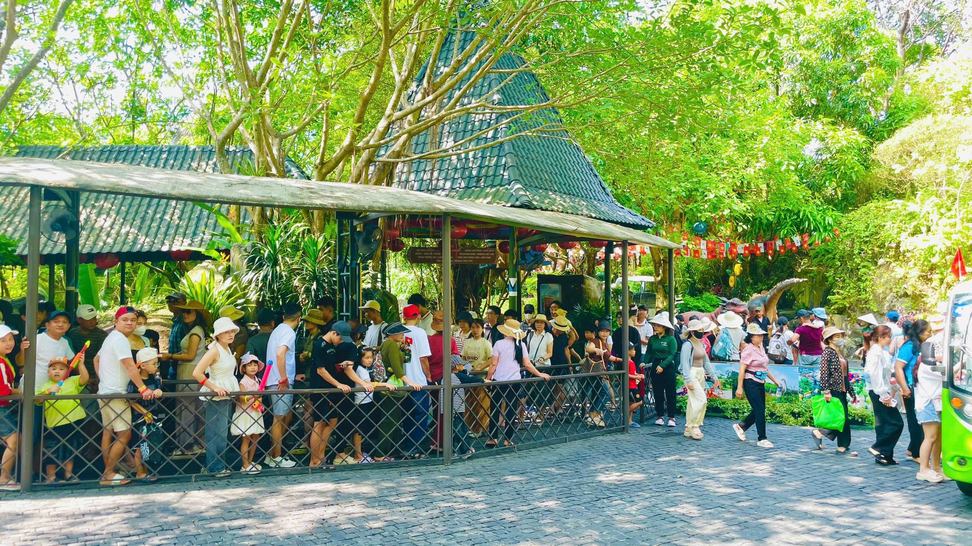 Mới 2 ngày đầu kỳ nghỉ lễ, Đà Nẵng đã đông khủng khiếp!- Ảnh 12.