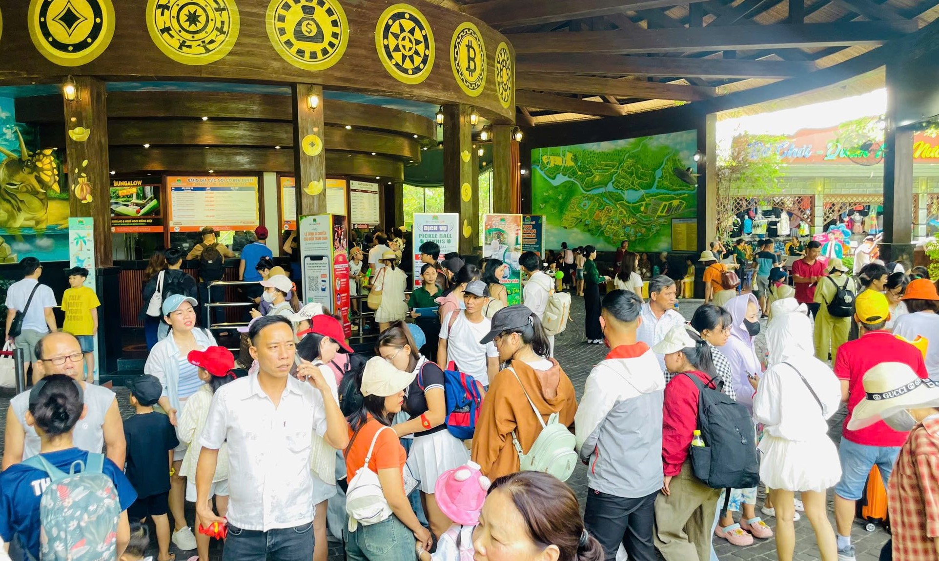 Mới 2 ngày đầu kỳ nghỉ lễ, Đà Nẵng đã đông khủng khiếp!- Ảnh 10.