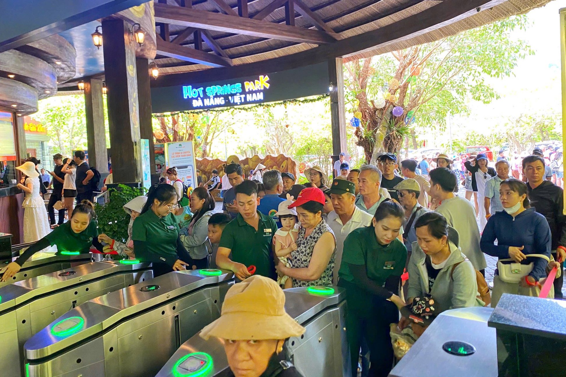 Mới 2 ngày đầu kỳ nghỉ lễ, Đà Nẵng đã đông khủng khiếp!- Ảnh 11.