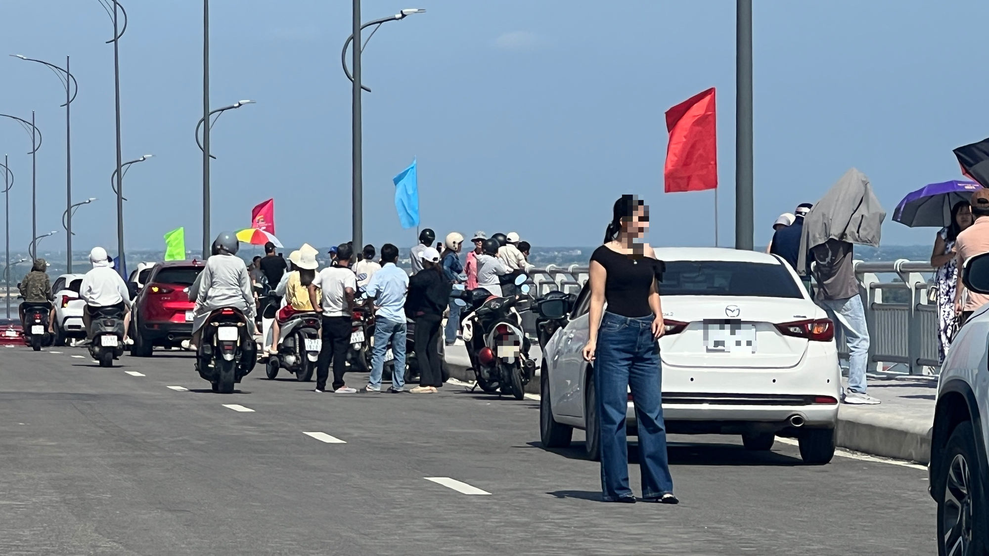 Công an khuyến cáo dừng đỗ xe trên cầu vượt cửa biển để đảm bảo an toàn giao thông - Ảnh 9.