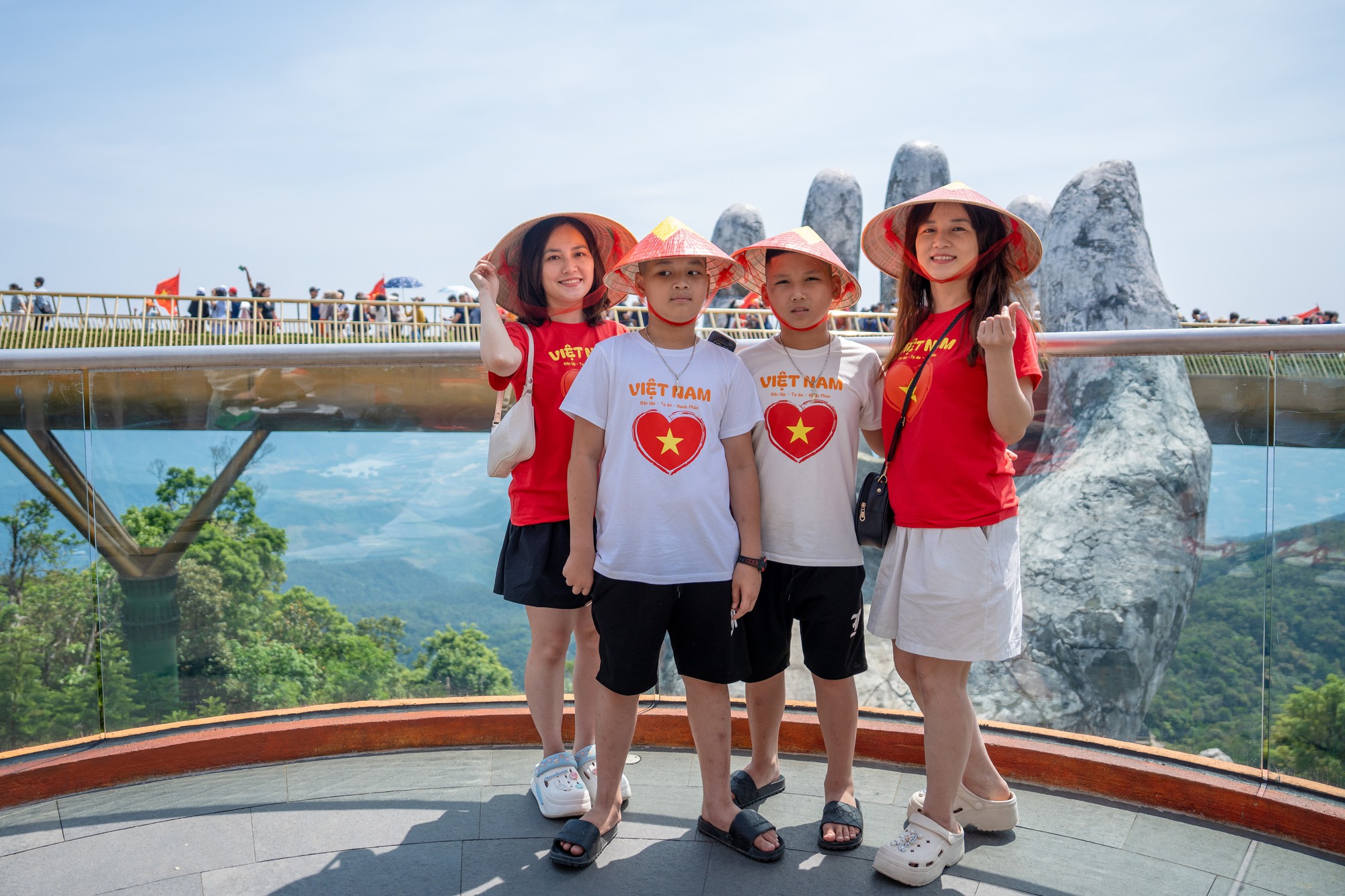 Mới 2 ngày đầu kỳ nghỉ lễ, Đà Nẵng đã đông khủng khiếp!- Ảnh 5.