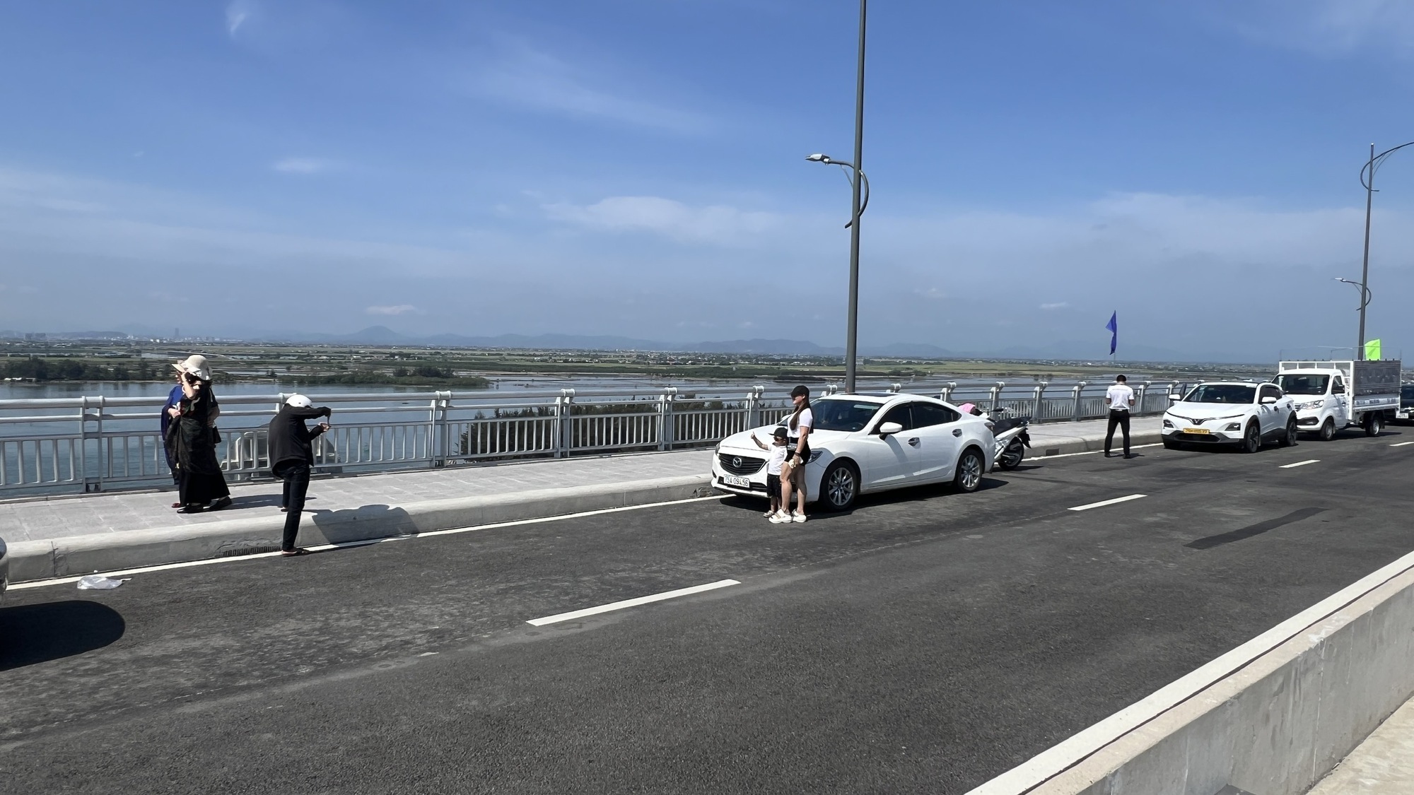 Công an khuyến cáo dừng đỗ xe trên cầu vượt cửa biển để đảm bảo an toàn giao thông - Ảnh 4.