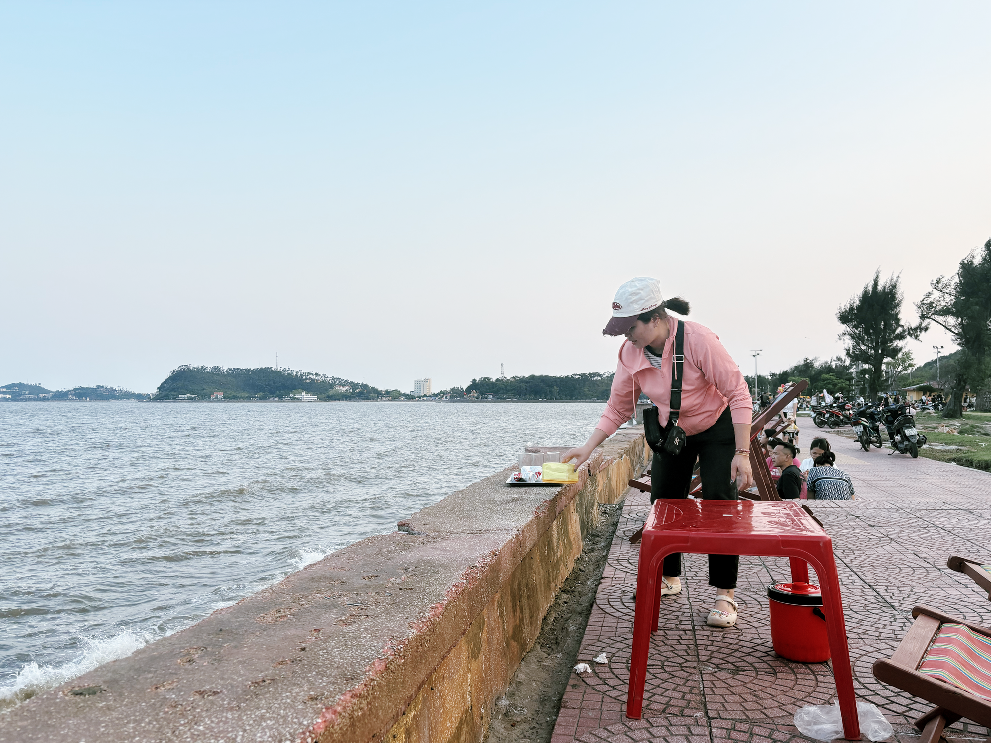 Người Hà Nội còn ở Hải Phòng không? Bật mí chỗ ngắm biển cực chill không đông đúc, dừa 40k một quả, ghế ngồi không tính tiền!- Ảnh 3.