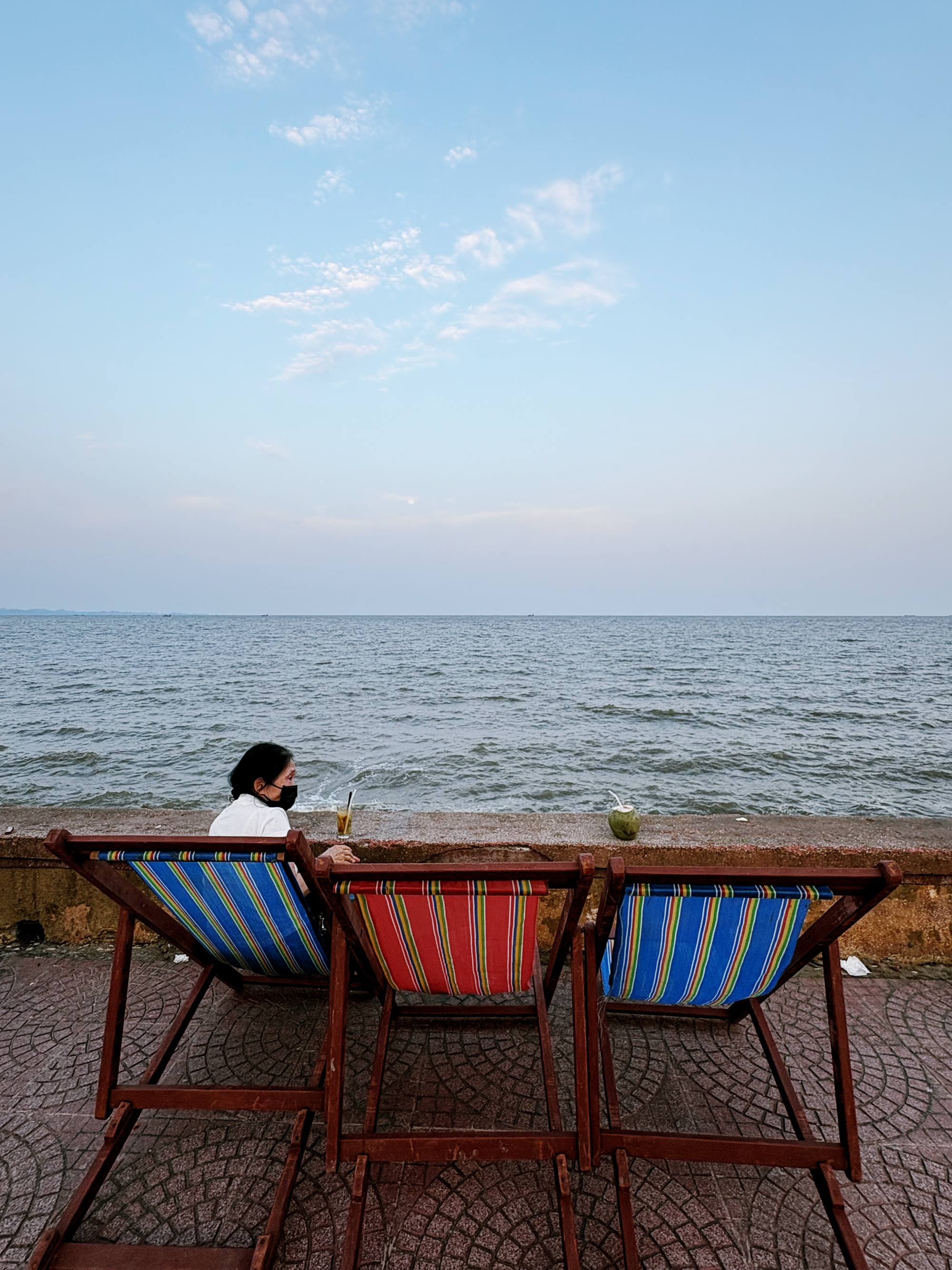 Người Hà Nội còn ở Hải Phòng không? Bật mí chỗ ngắm biển cực chill không đông đúc, dừa 40k một quả, ghế ngồi không tính tiền!- Ảnh 1.