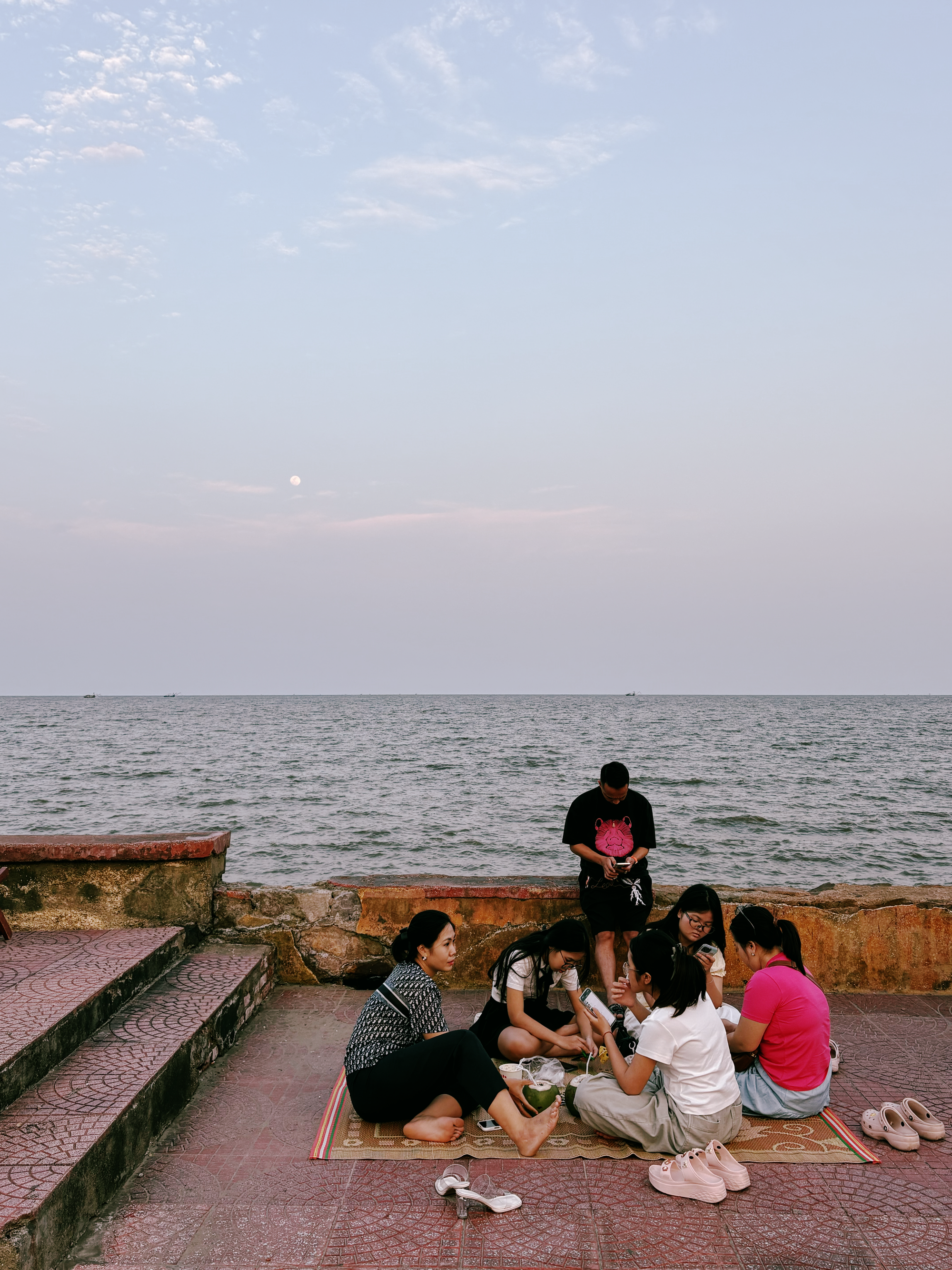 Người Hà Nội còn ở Hải Phòng không? Bật mí chỗ ngắm biển cực chill không đông đúc, dừa 40k một quả, ghế ngồi không tính tiền!- Ảnh 4.