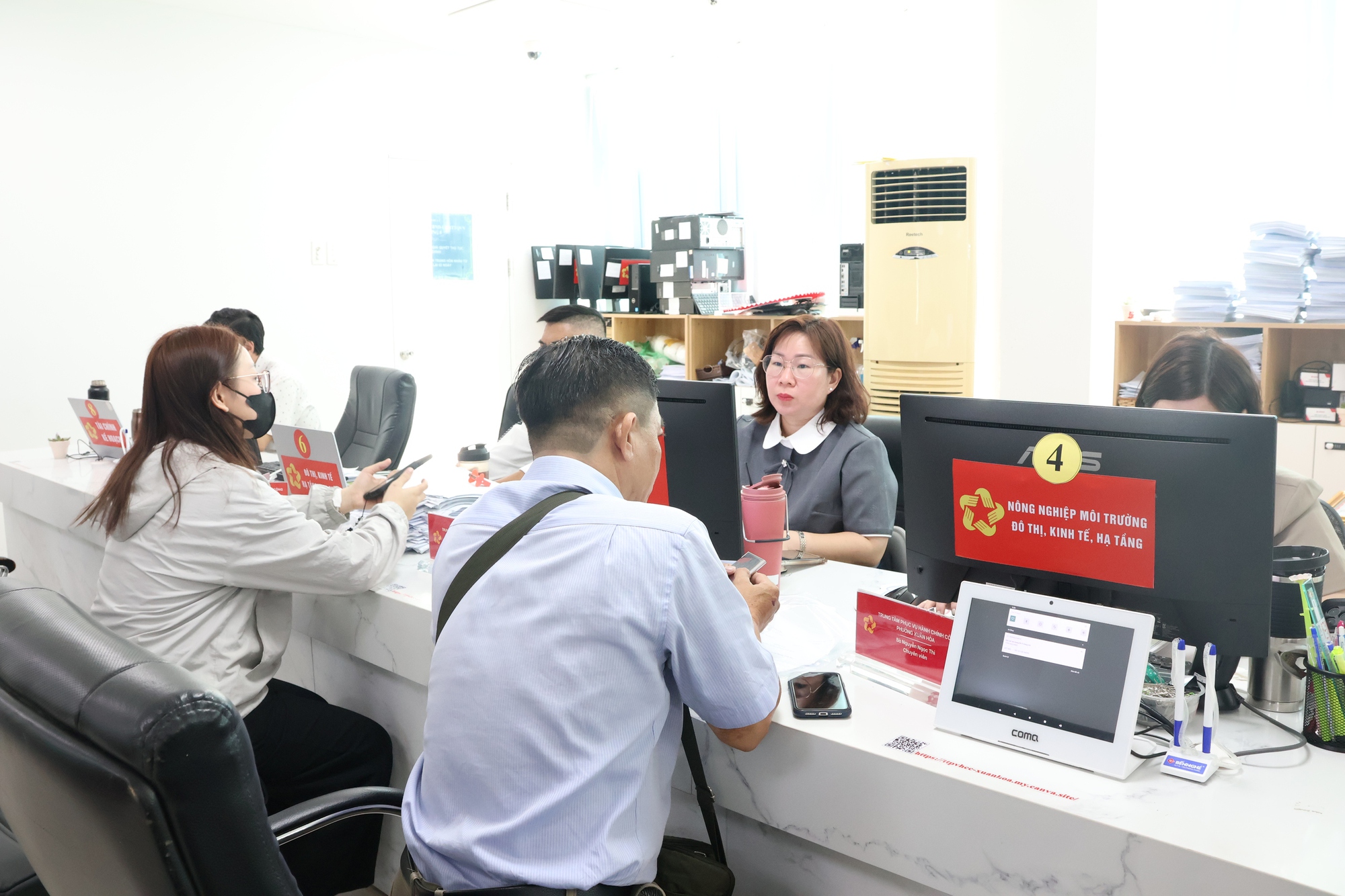 Từ 1-5: Ai có quyền quyết định cho cán bộ TPHCM đi nước ngoài? - Ảnh 1.