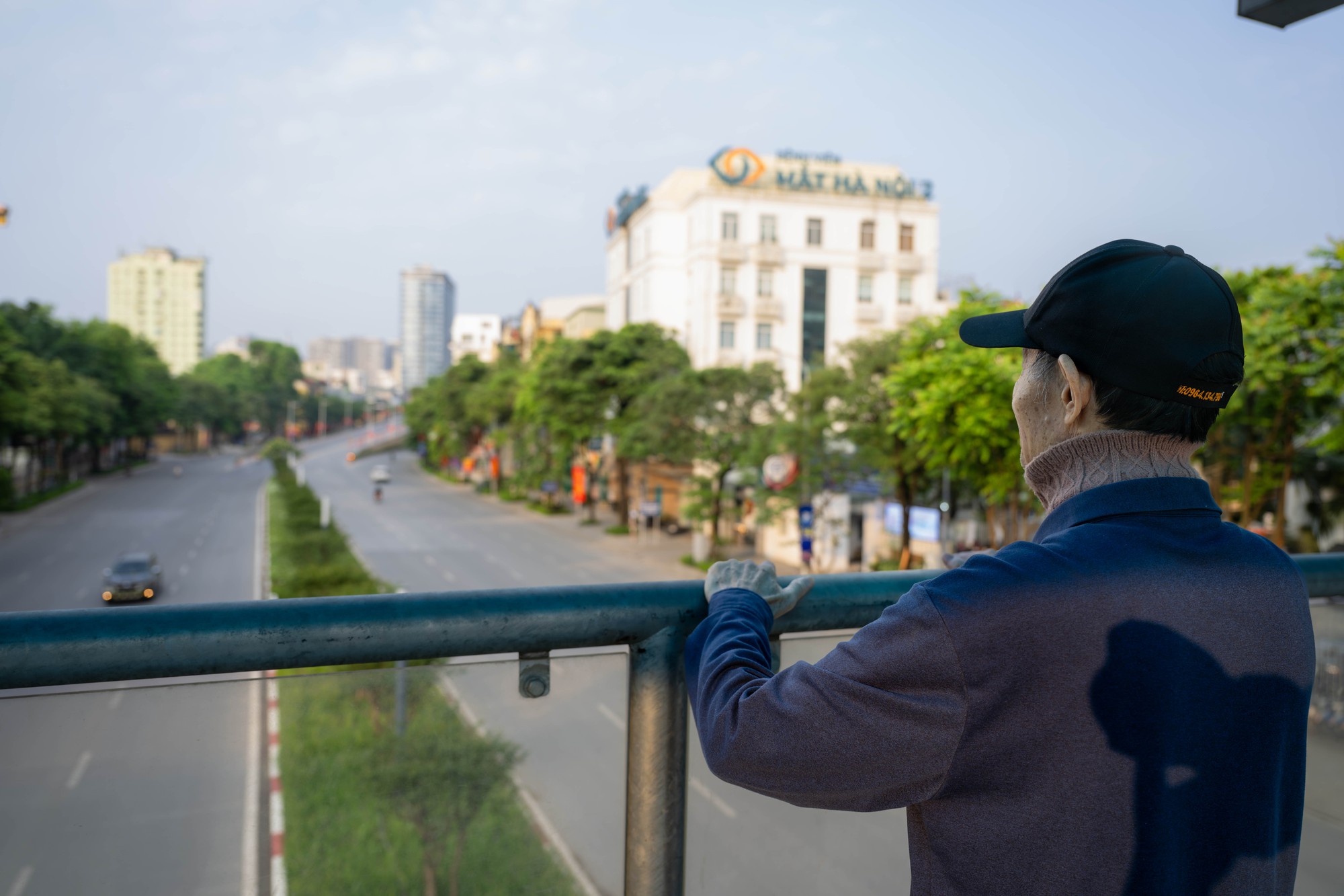 Cảnh hiếm gặp ở Hà Nội: Đường rộng thênh thang trong giờ cao điểm 1/5- Ảnh 8.