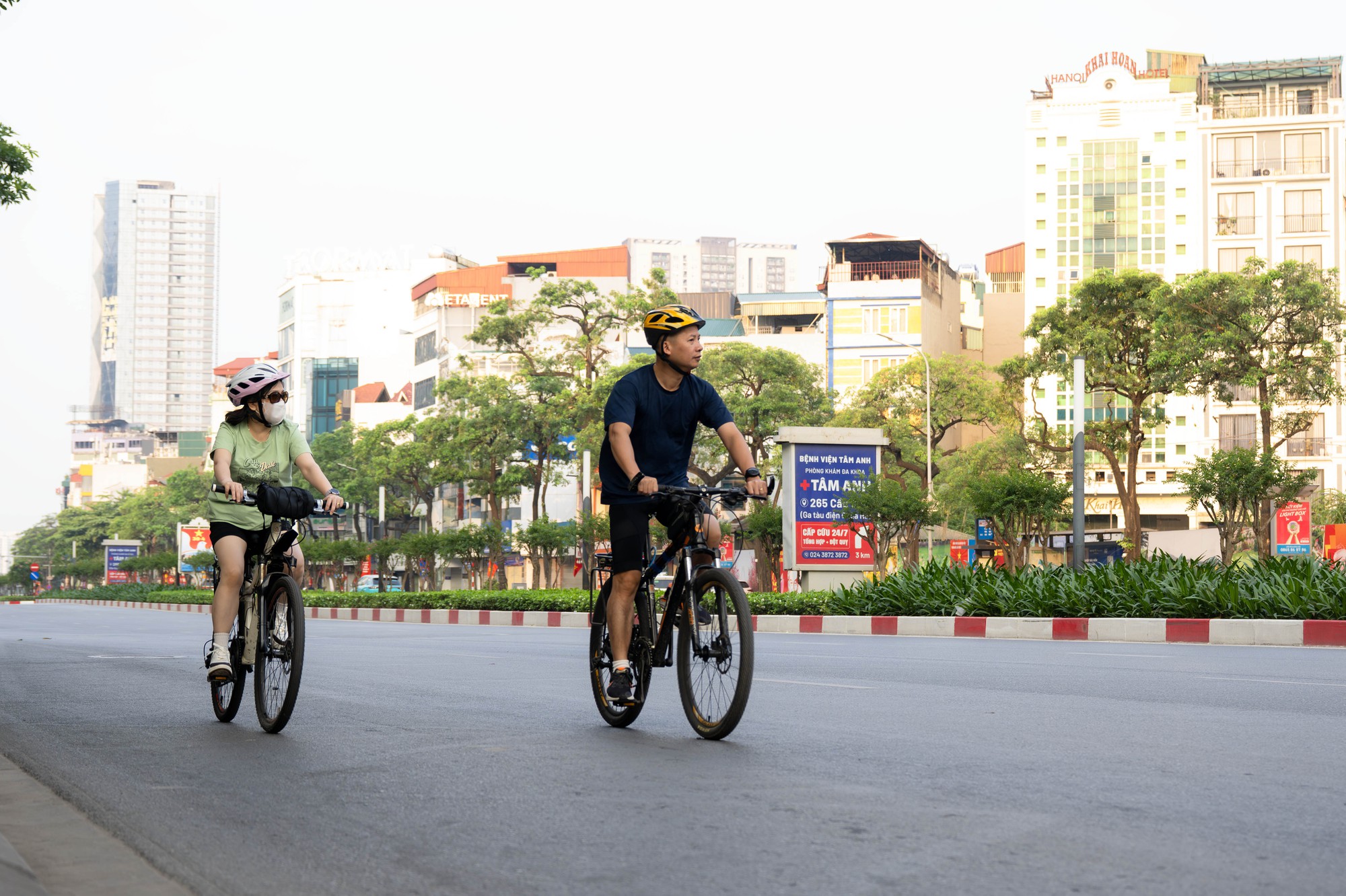 Cảnh hiếm gặp ở Hà Nội: Đường rộng thênh thang trong giờ cao điểm 1/5- Ảnh 7.