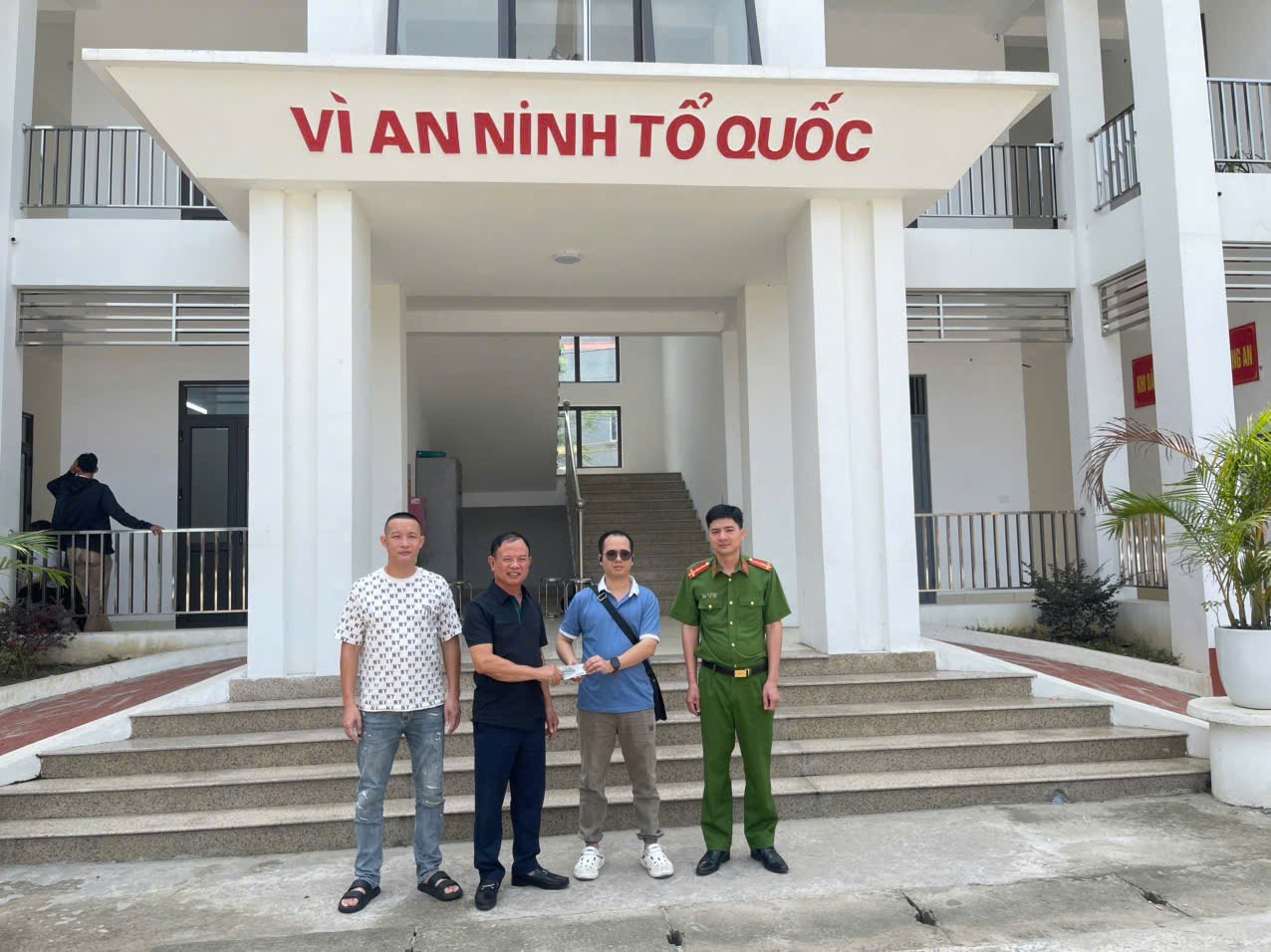 Người đàn ông SN 1987 chuyển khoản thành công 250 triệu đồng, bên nhận tiền kiểm tra tài khoản sau đó lập tức trình báo công an- Ảnh 1.