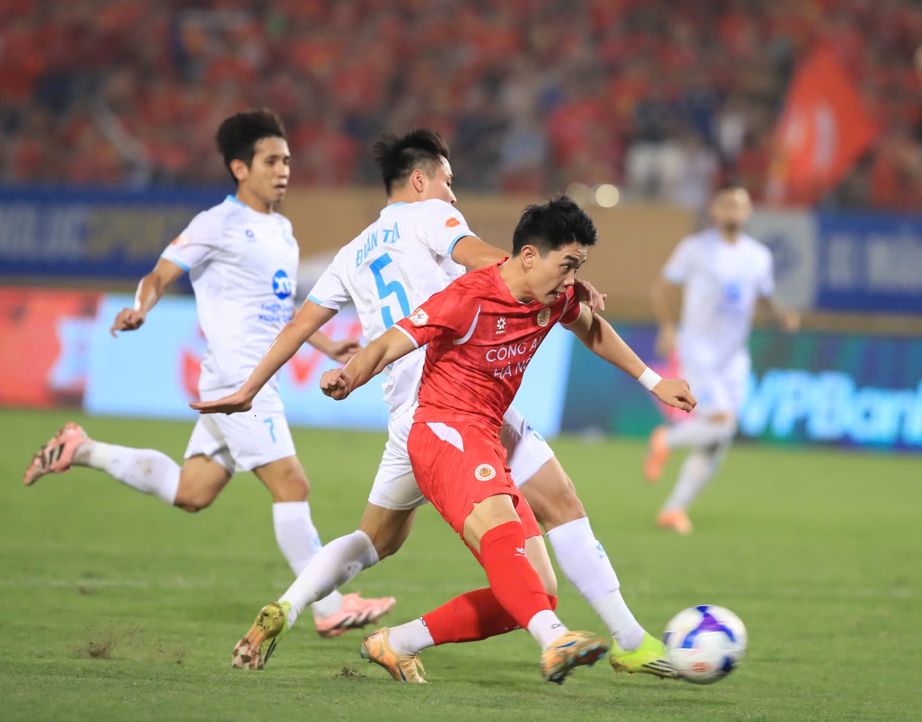 Đình Bắc đẳng cấp huỷ diệt tại V.League: 6 trận ghi 10 bàn- Ảnh 2.