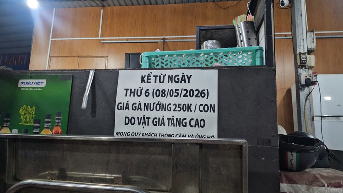 Từ quán cơm đến cà phê lề đường đều than khó giữ giá bán như cũ- Ảnh 1.