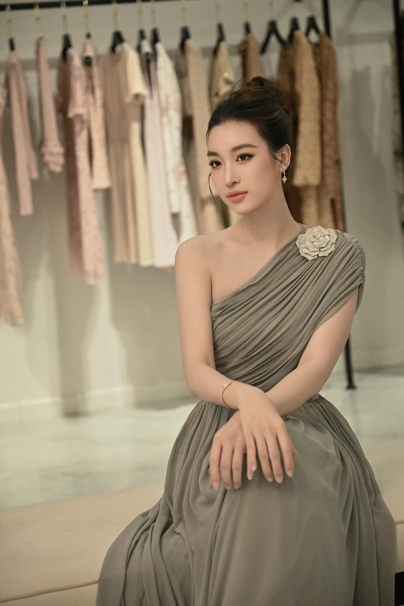 Hoa hậu Việt Nam làm một việc giữa tin đồn đã sinh con thứ 2 cho chồng Chủ tịch- Ảnh 1.
