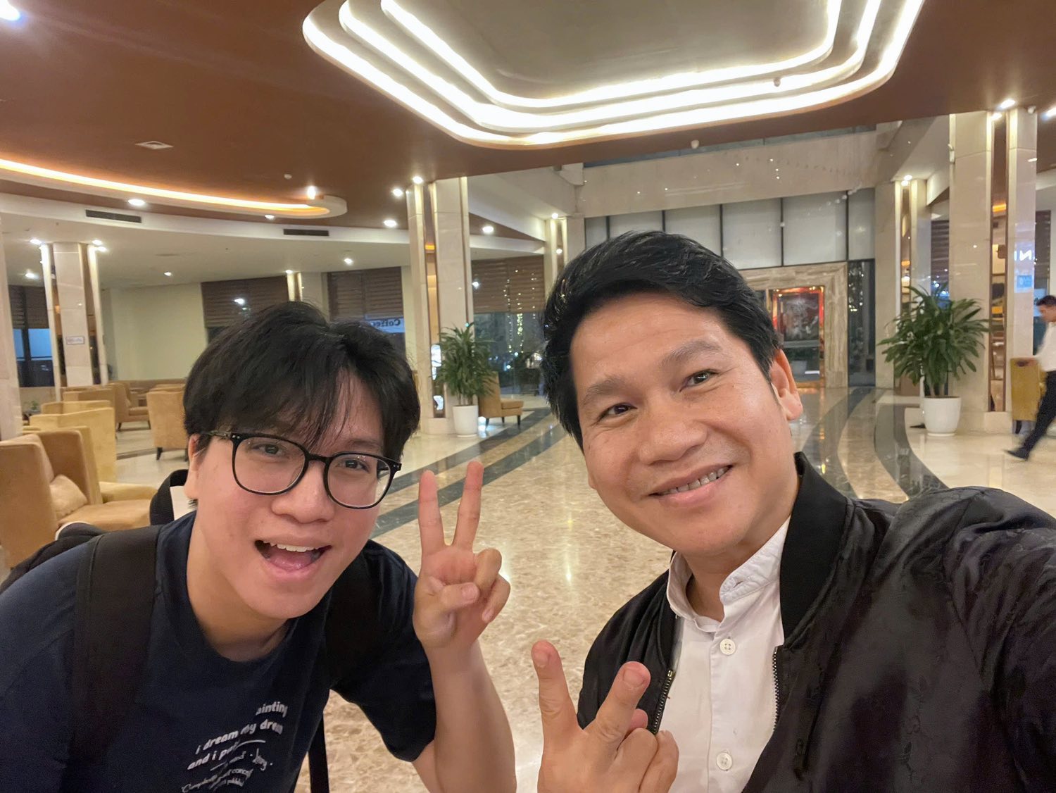 Con trai "ông hoàng nhạc đỏ" đi học về là phải đi làm, được bố nhắn nhủ: "Mệt cũng phải cố" - Ảnh 2.